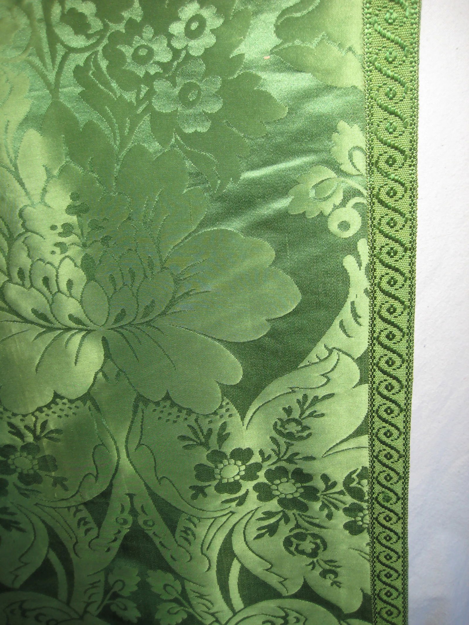 Large Early 19th Century French Green Silk Tablecloth - 9