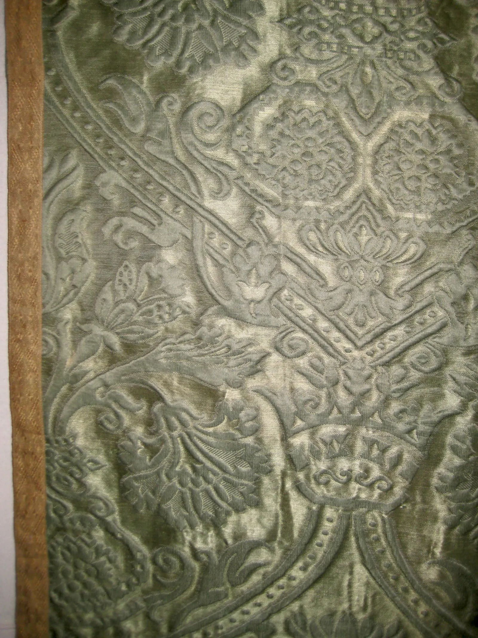 Antique Italian Trapunto Brocatelle Tablecloth - 4