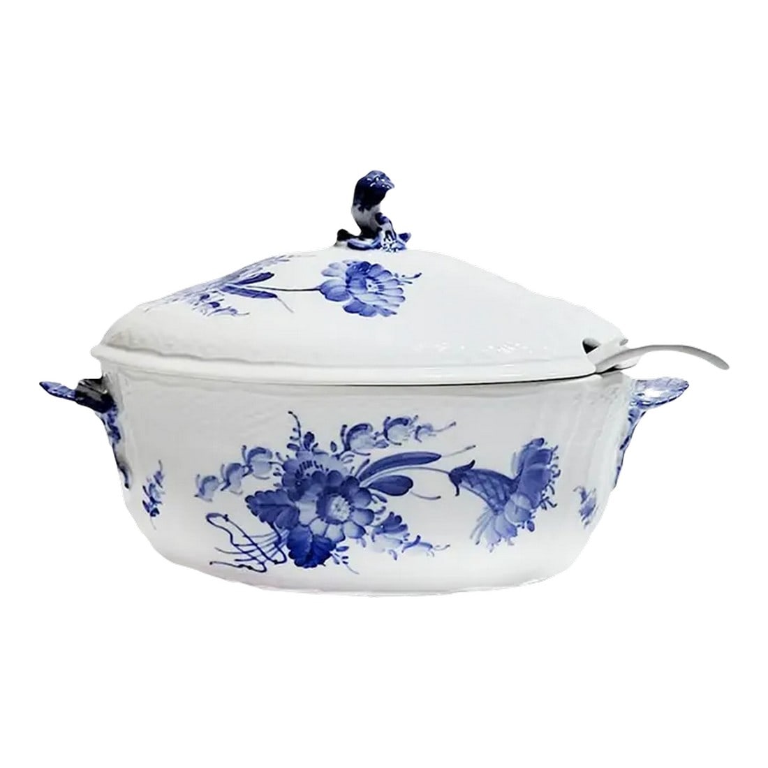 Royal Copenhagen Blue Flowers (Curved) Soup Tureen With Ladle: Rare Royal Copenhagen soup tureen & ladle in the Blue Flowers (curved) pattern. dish 10.25" long x 8" deep x 4.25" high without lid, 8 25" high to top of final, weight 5 1/2 lbs Condition: