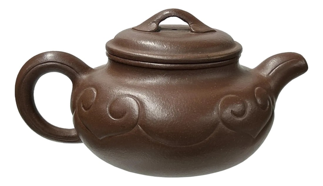 Vintage Brown Round Heart Shape Scroll Pattern Zisha Clay Teapot Art Display: This exquisite vintage Zisha clay teapot, handcrafted in Yixing, China, is a true testament to centuries of traditional artistry and the revered properties of Zisha (purple sand) clay. Adorned with a
