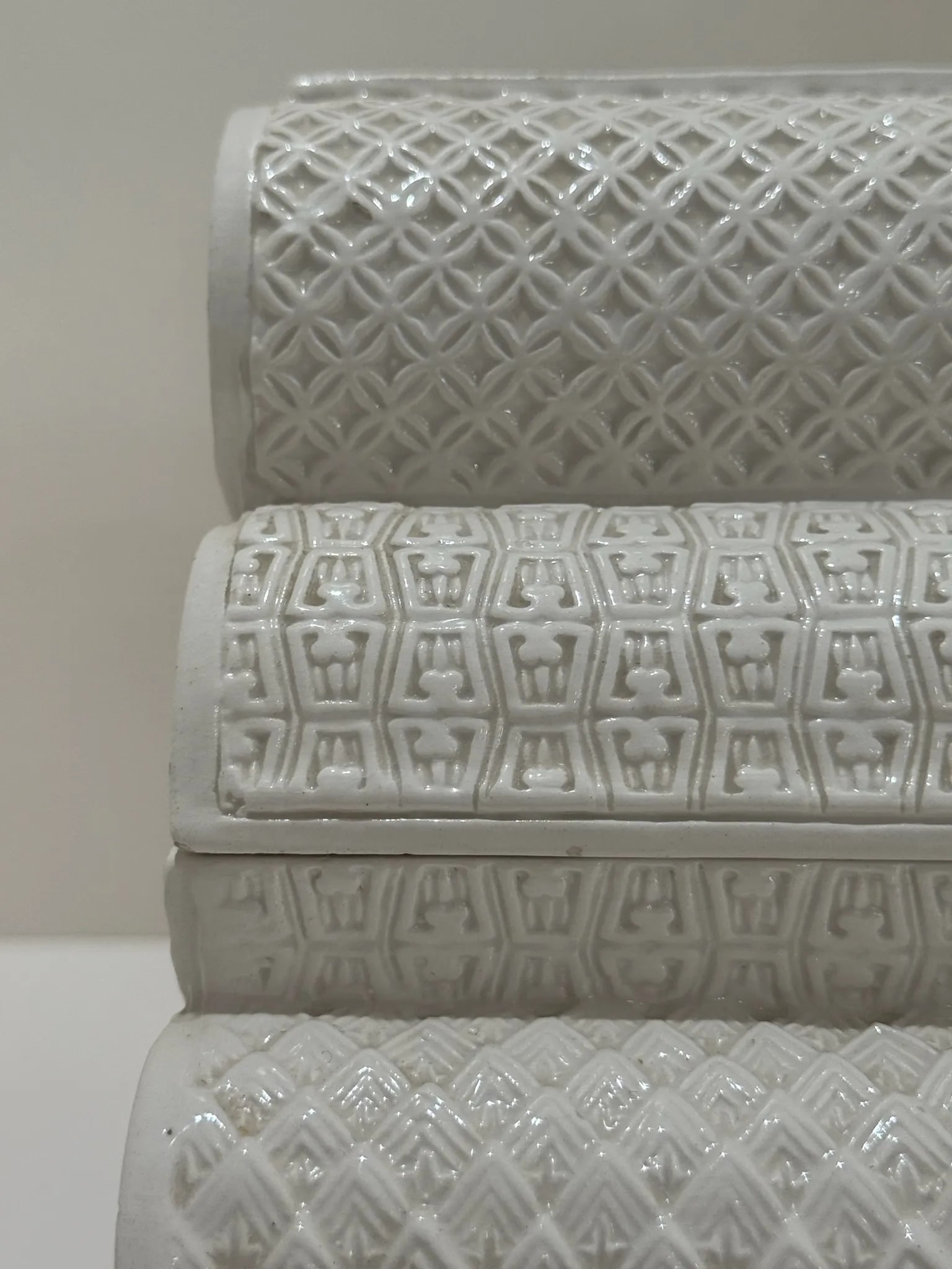 Italian Ceramic Sculptural Box Signed, 1980 – White Textured "Stacked Logs" Form - 4