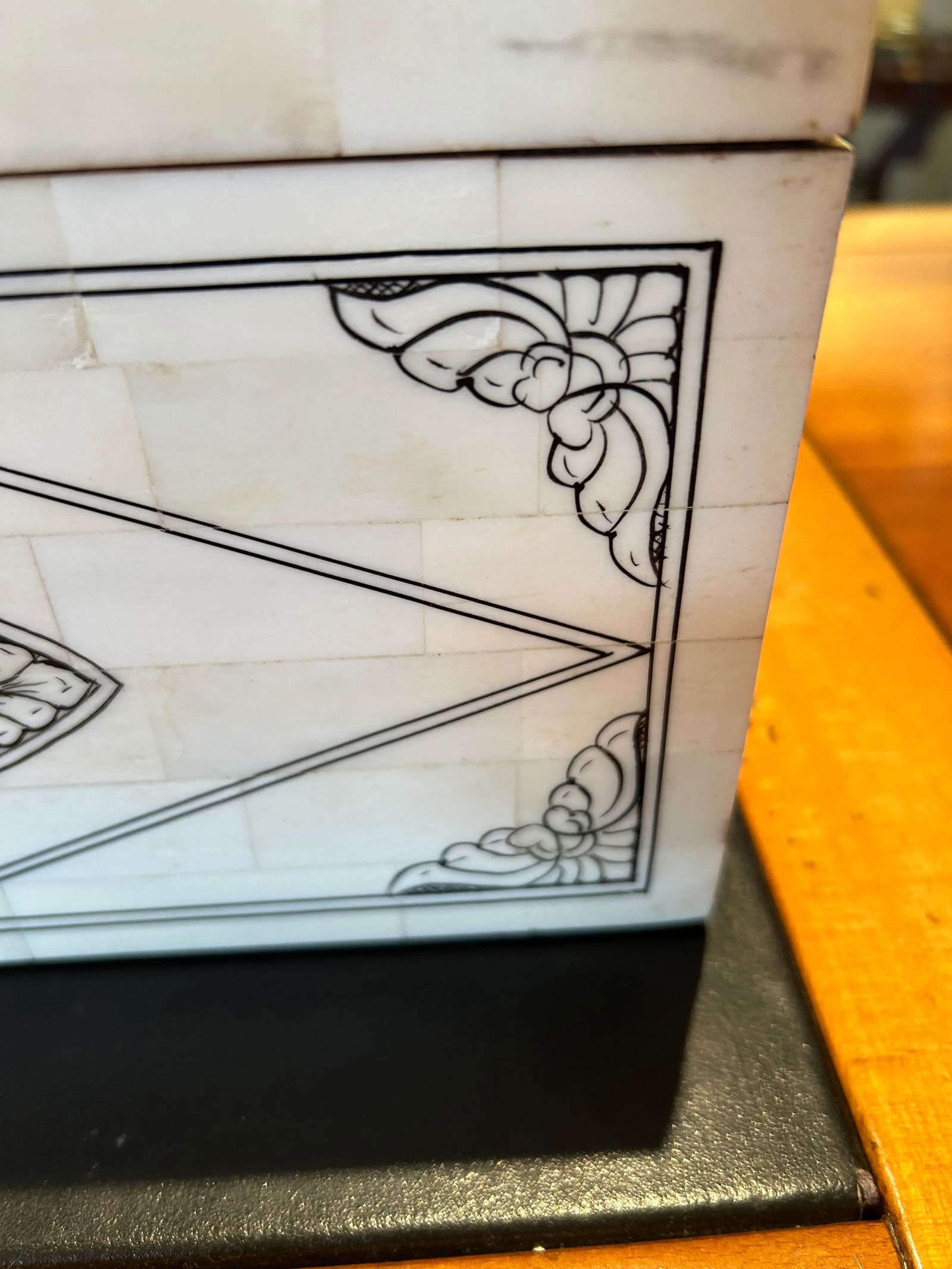 Tessellated Bone Decorative Lidded Boxes -a Pair - 11