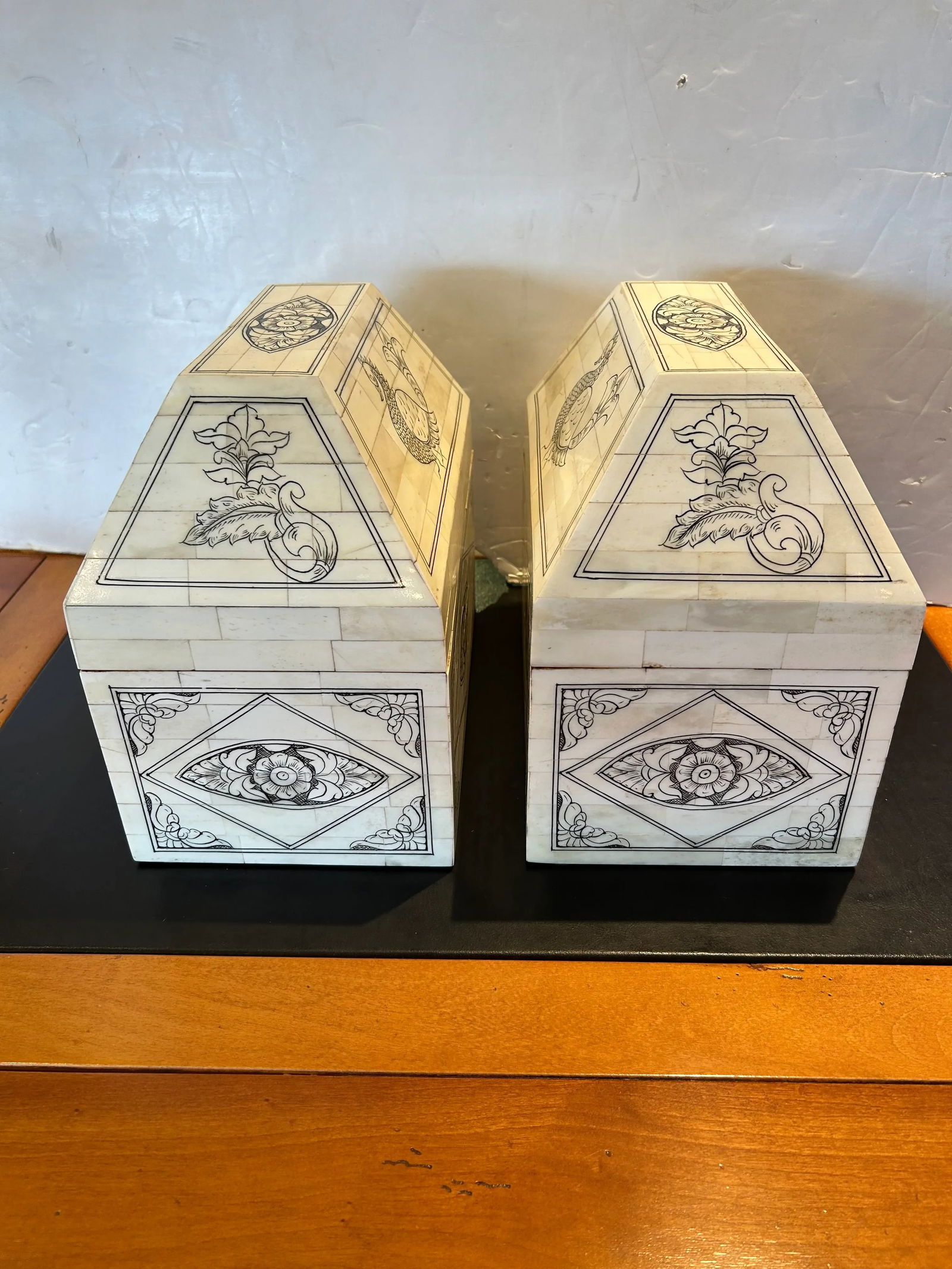 Tessellated Bone Decorative Lidded Boxes -a Pair - 3