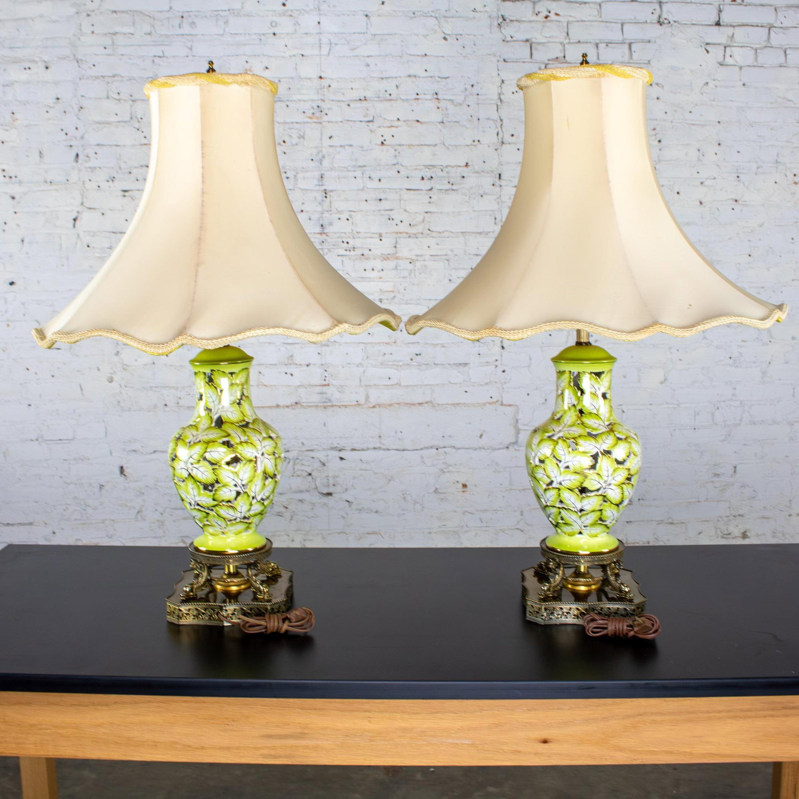 Mid-20th Century Italian Pair of Pierced Majolica Lamps Urn Shaped W/Filigree Bases by Cantagalli Po - 3