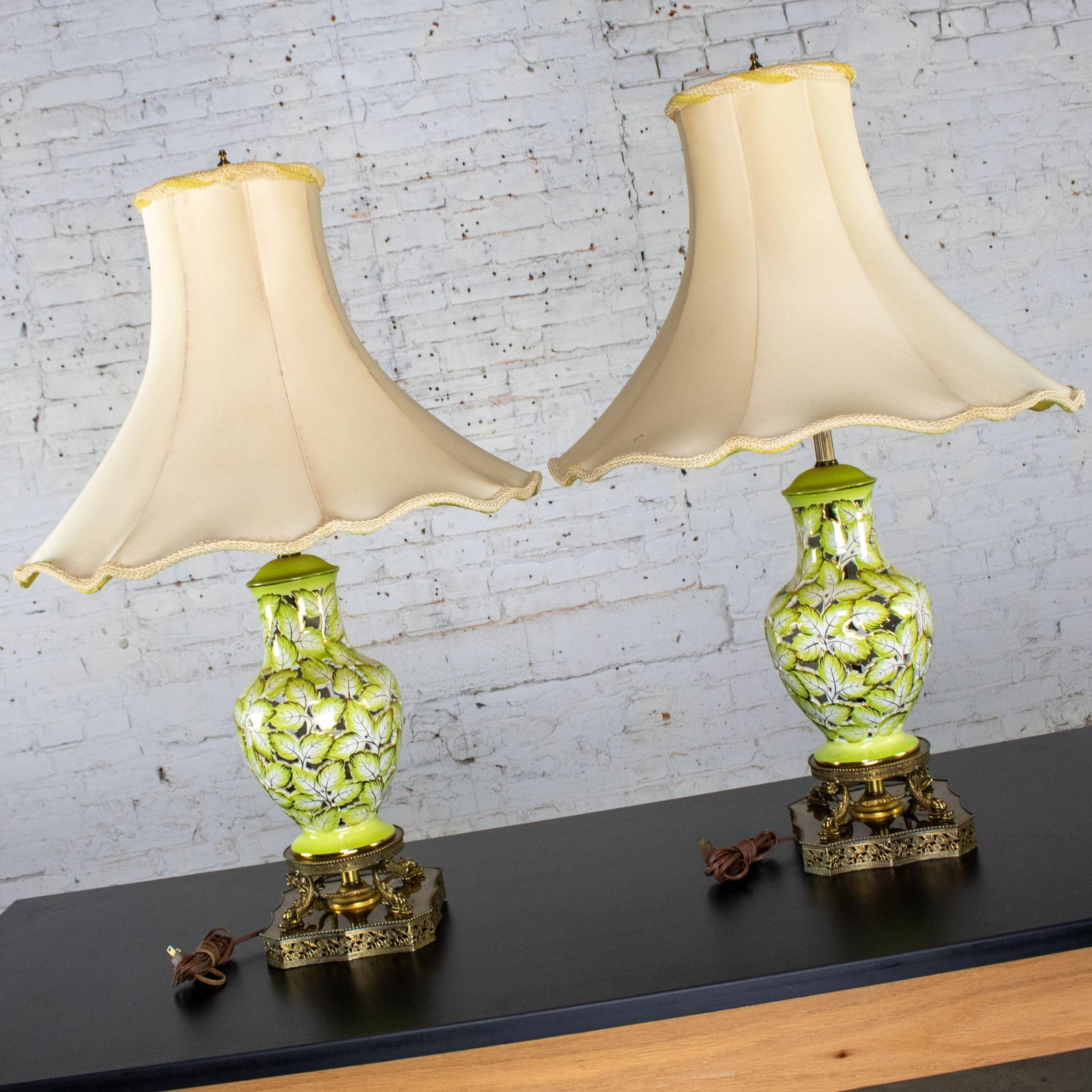 Mid-20th Century Italian Pair of Pierced Majolica Lamps Urn Shaped W/Filigree Bases by Cantagalli Po - 9