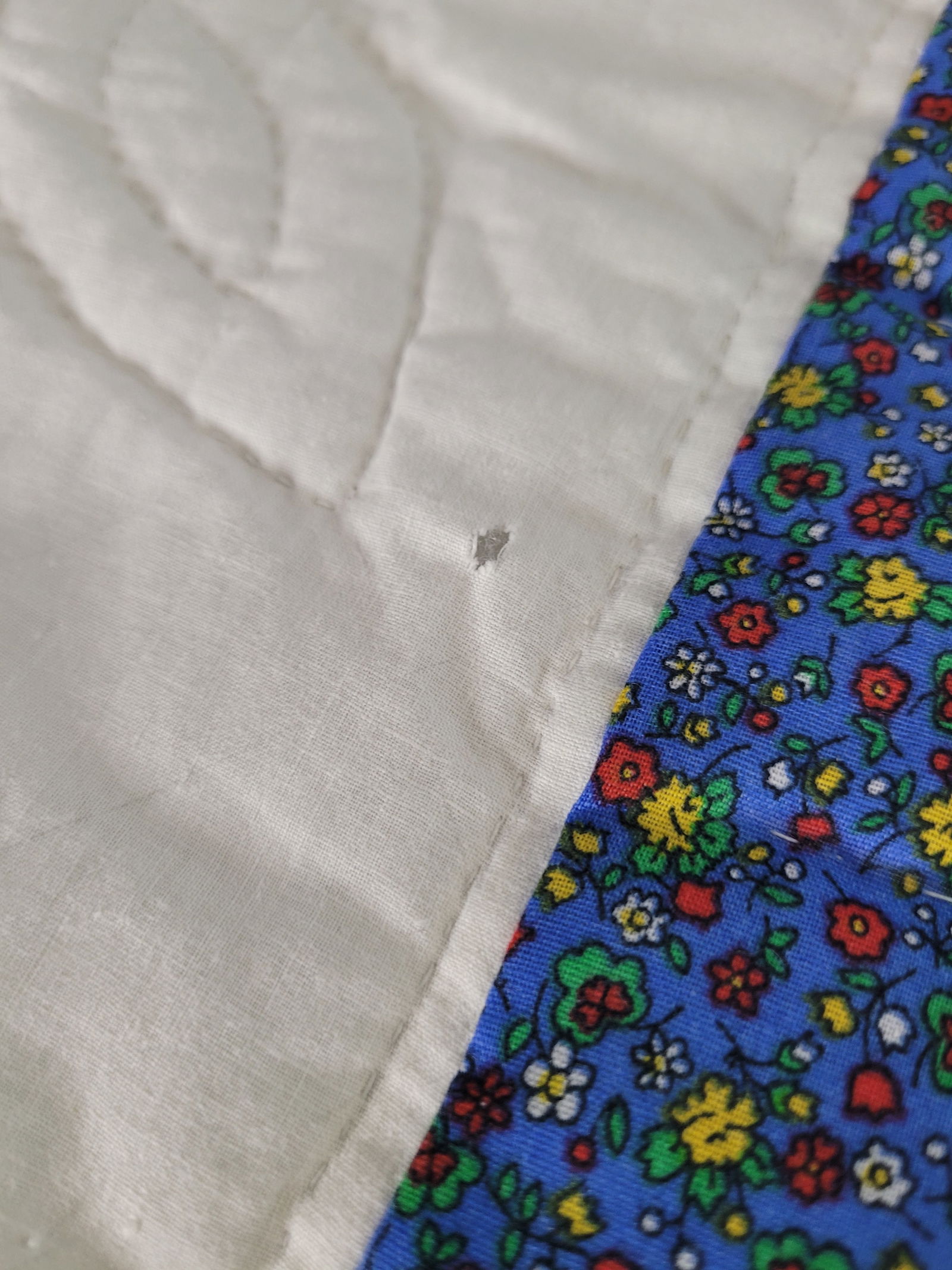 Late 20th Century Hand-Appliquéd Blue Floral Medallion Queen Quilt With Sawtooth Edges - 2