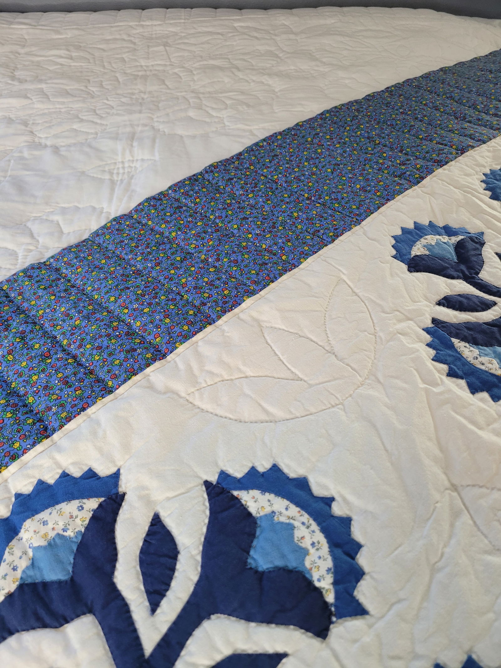 Late 20th Century Hand-Appliquéd Blue Floral Medallion Queen Quilt With Sawtooth Edges - 5