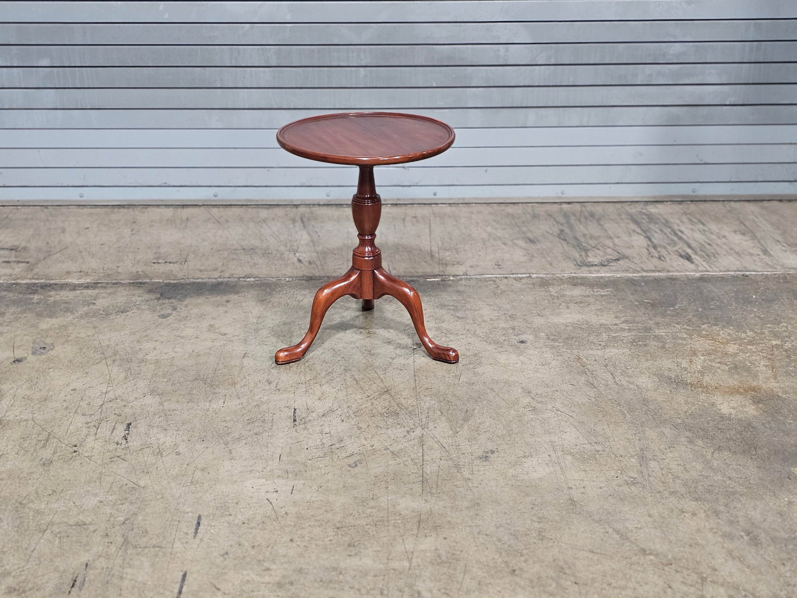 1990s Henkel Harris Wild Black Cherry Ocassional Round Table Made in Virginia - 2