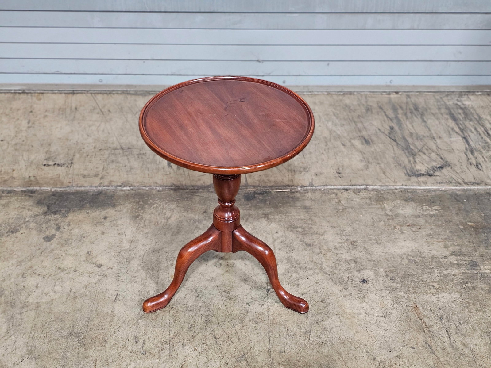 1990s Henkel Harris Wild Black Cherry Ocassional Round Table Made in Virginia - 3