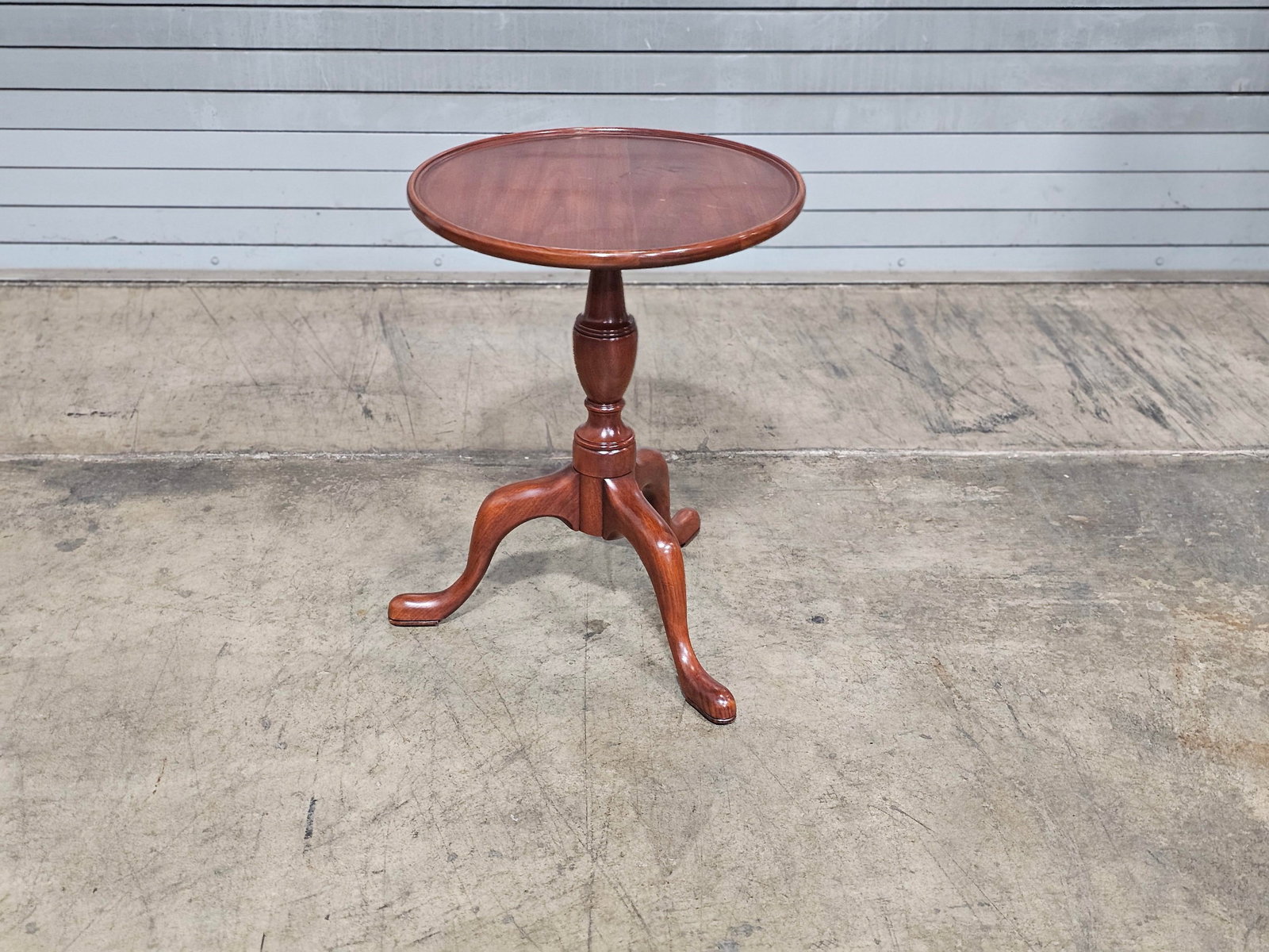 1990s Henkel Harris Wild Black Cherry Ocassional Round Table Made in Virginia - 7