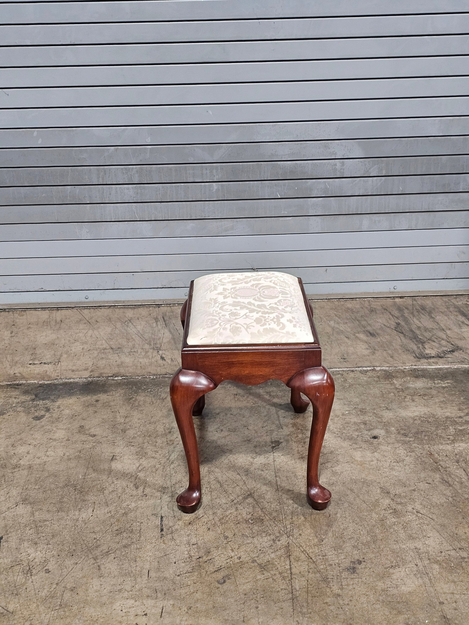 1990s Henkel Harris Cherry Footstool Ottoman White Damask Fabric Made in Virginia - 2