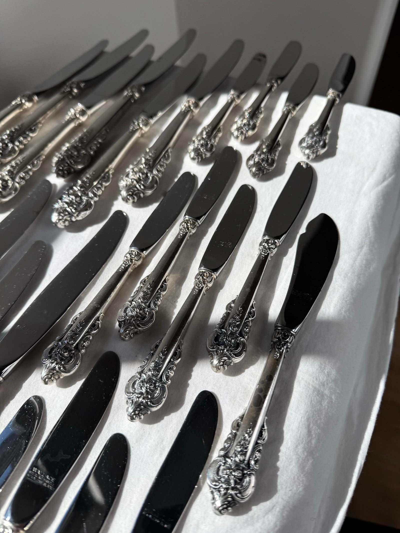 Mid 20th Century Wallace Sterling Silver Handle Dinner Knives – Grande Baroque Pattern, - 4