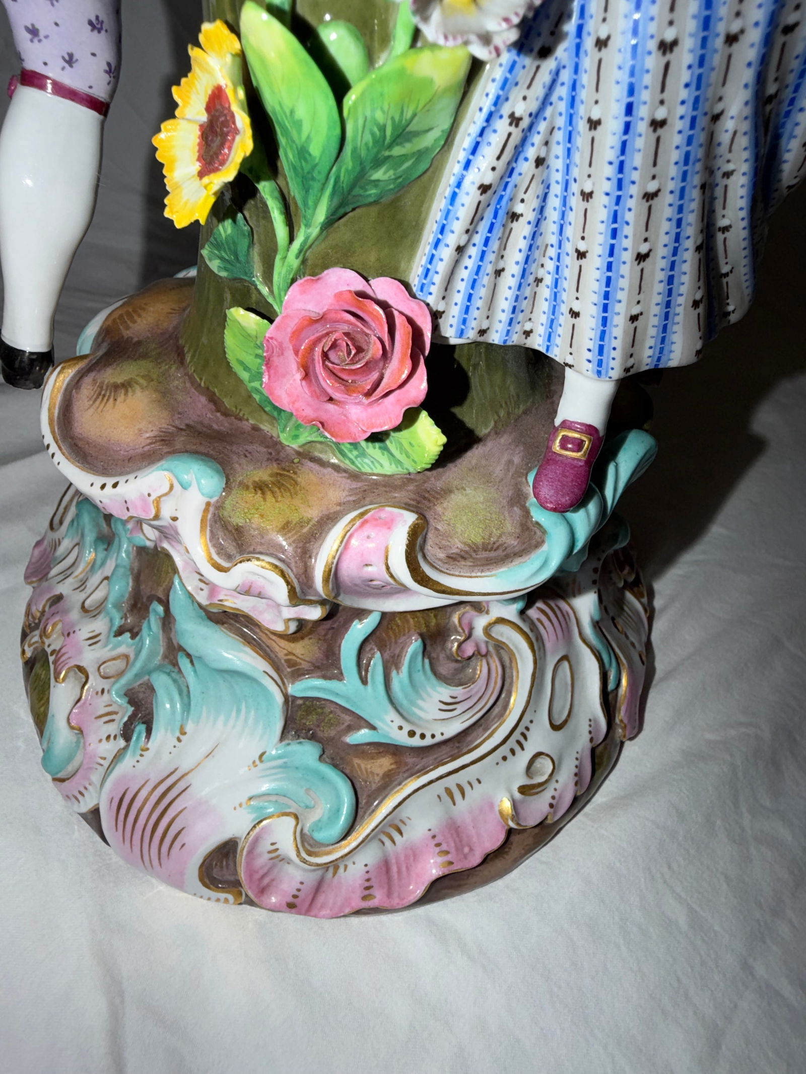 Monumental Pair of Meissen Rococo Figural Compotes With Applied Floral Garlands, Circa 1900 - 7