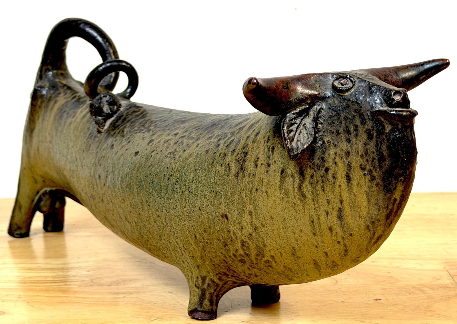 Jorge Mealha (1934 -2021) Pottery, Large Bull Sculpture Portugal, late 20th C. - 14