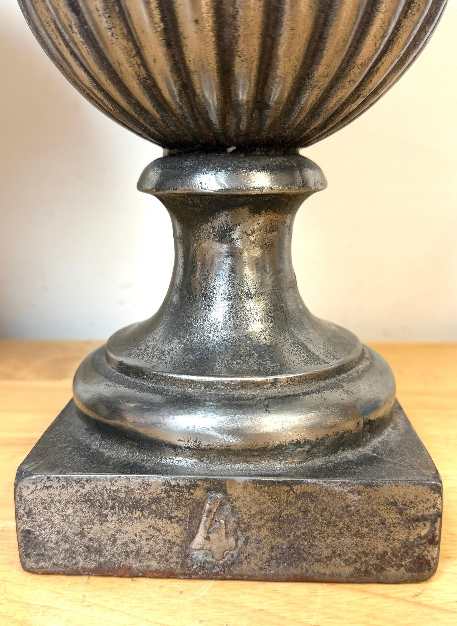 Pair of English Regency Silvered Cast Iron Egg-and-Dart Urns, Early 19th Century - 7