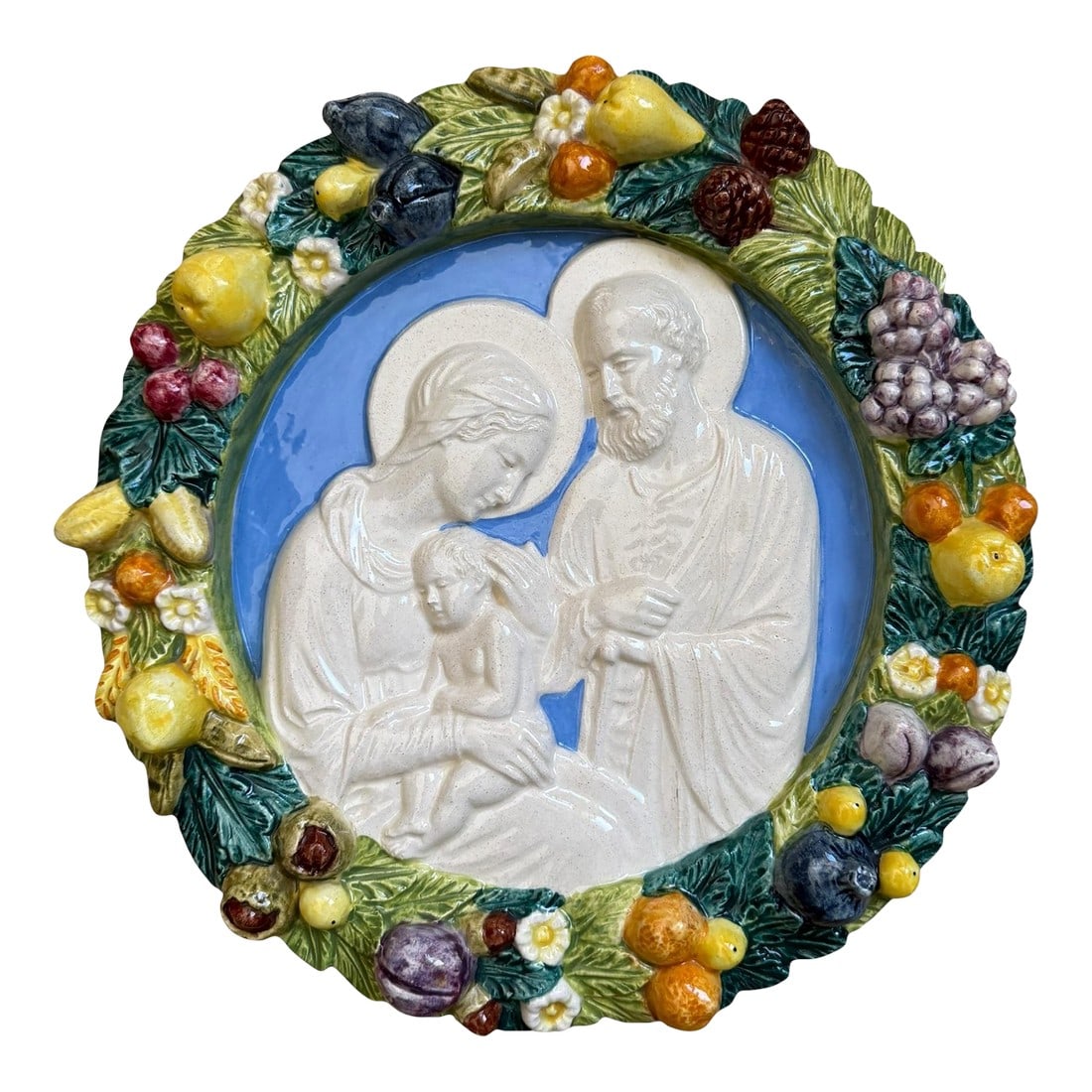 Vintage Italian Majolica Pottery Della Robbia Style Wall Plaque: A charming hand crafted and painted majolica Italian wall plaque after legendary sculptor Della Robbia (1399-1482). Born in the late 19th / early 20th century. The circular ceramic plaque