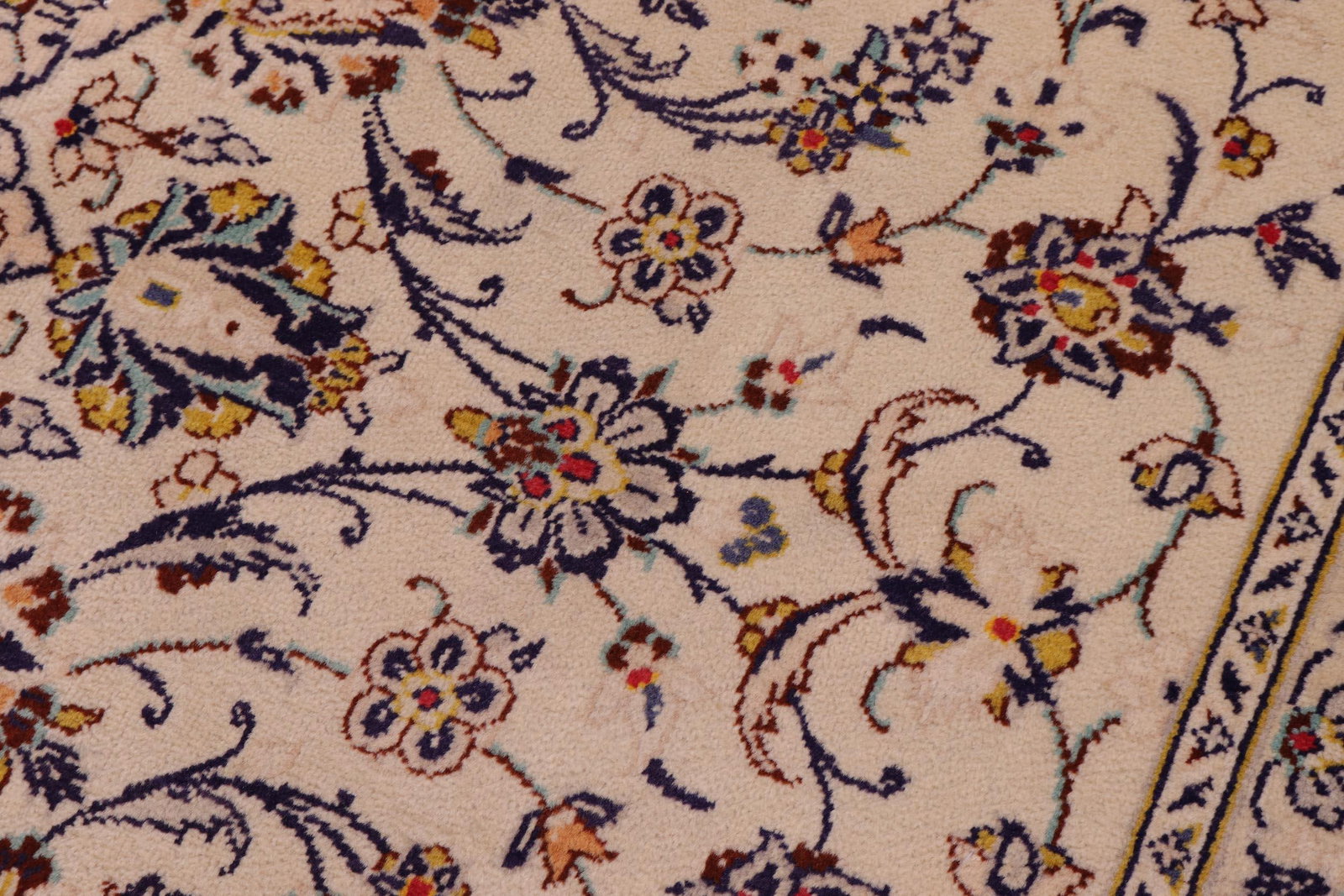 1960s Elegant10x13 Hand-Knotted Wool Area Rug - Ivory Medallion - 3