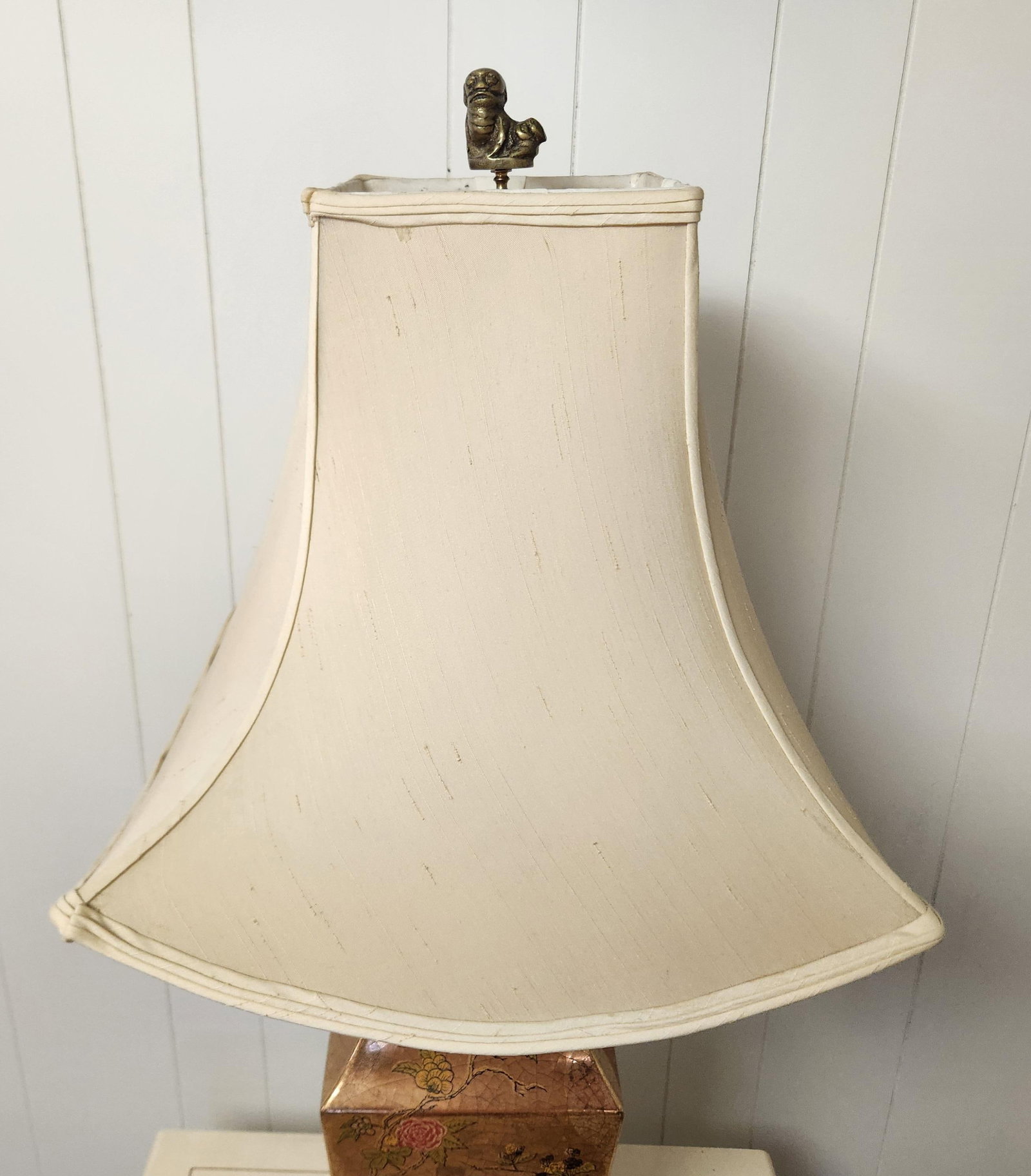 Gold Porcelain Painted Chinoiserie Lamp With Pagoda Shade 1950s - 8