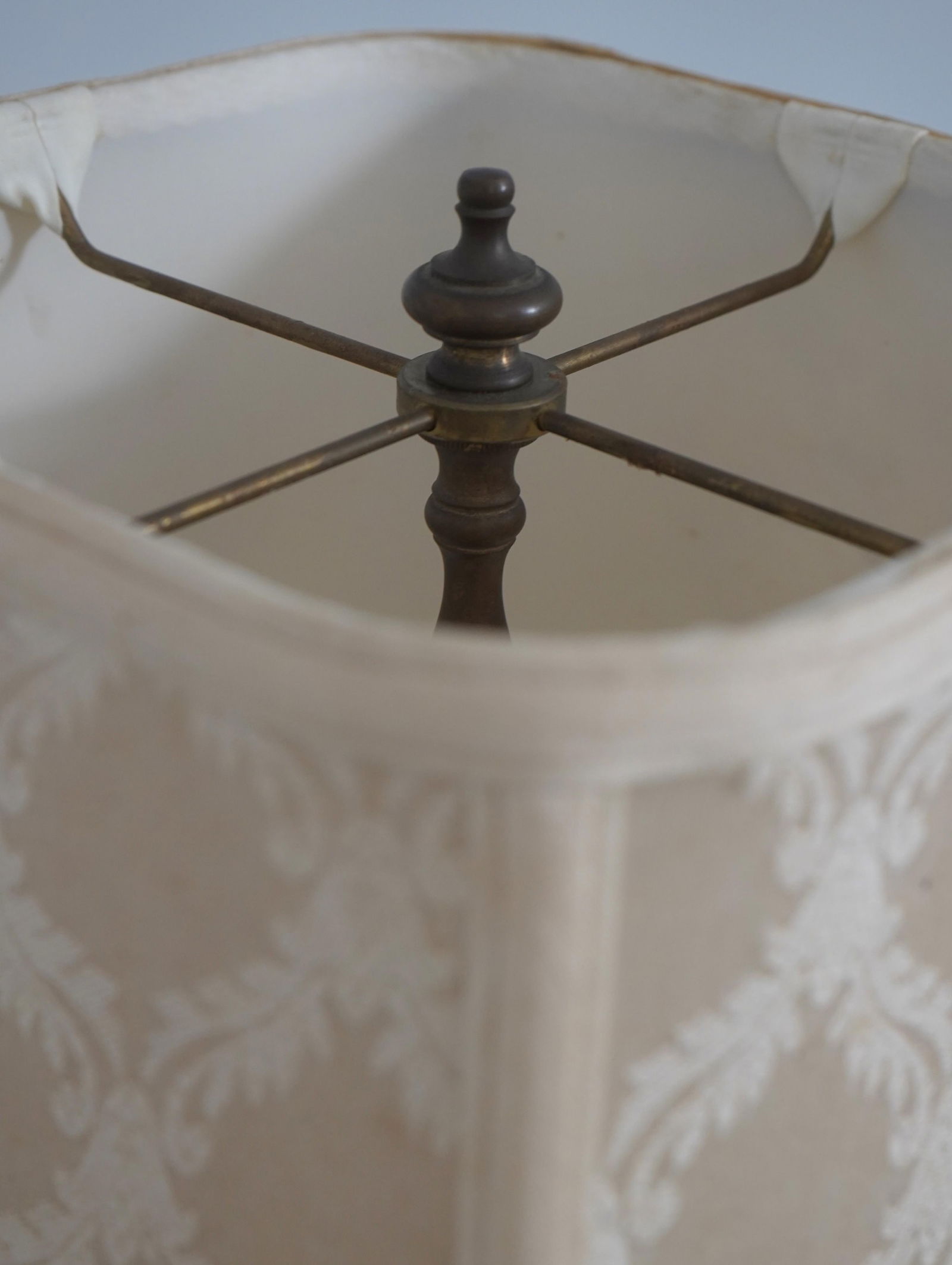 Mottahedeh Vintage Federal Porcelain Urn Table Lamp - 4