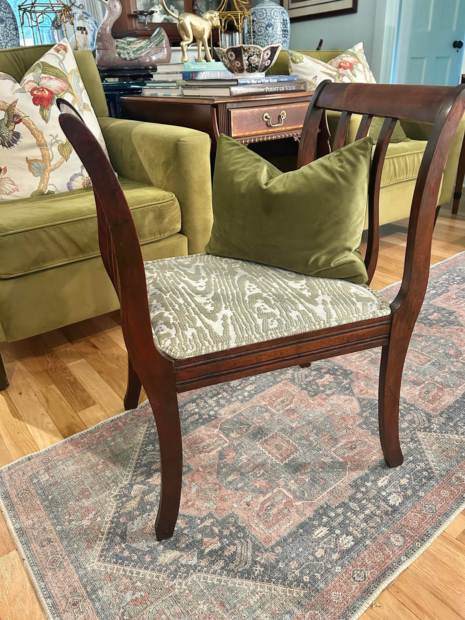 1940s Regency Revival Mahogany High-Arm Hall Bench With Upholstered Seat and Velvet Lumbar Pillow - 3
