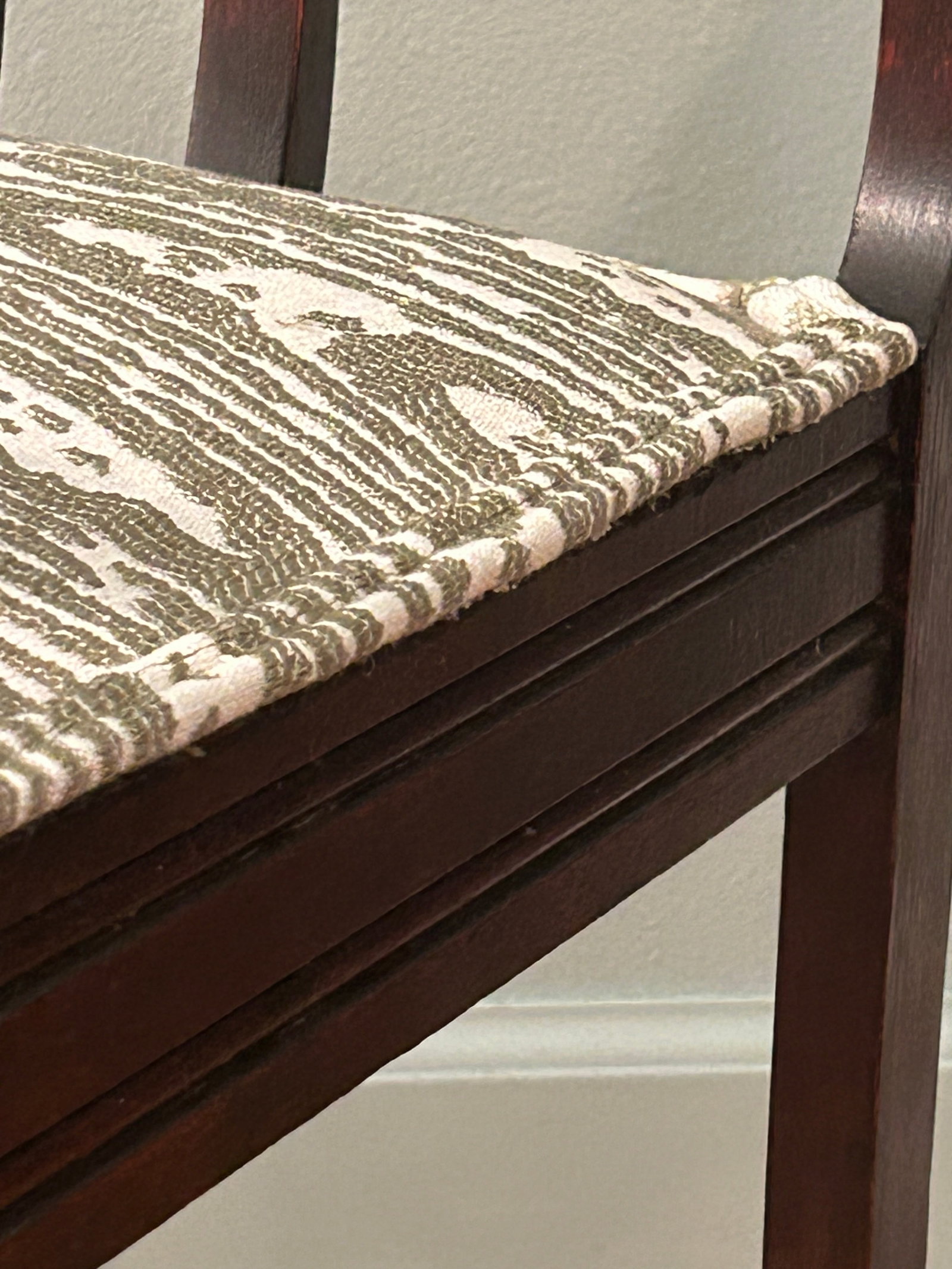 1940s Regency Revival Mahogany High-Arm Hall Bench With Upholstered Seat and Velvet Lumbar Pillow - 7