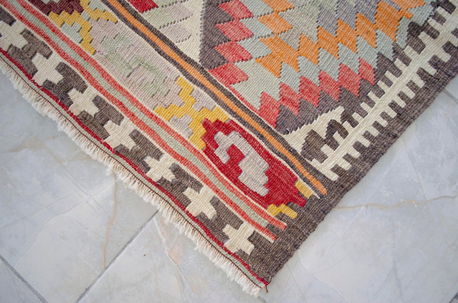 Vintage Handwoven Turkish Rug Kilim, Primitive Tribal Statement, Bohemian Area Rug - 5"²8"³ - 14