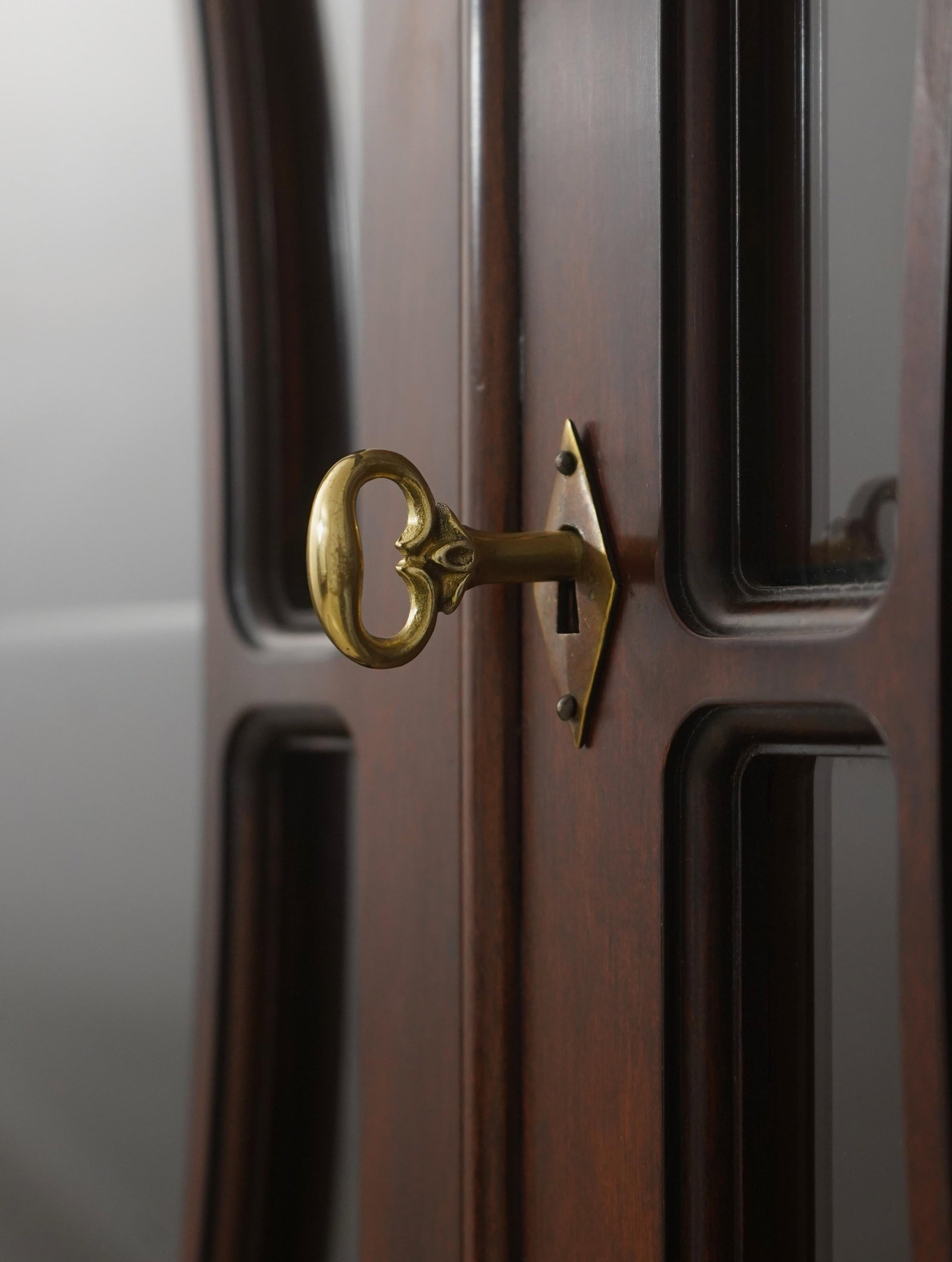 Karges 4 Door Mahogany Breakfront China Cabinet - 13