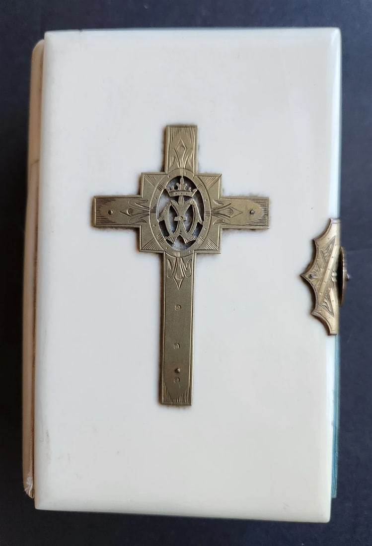 1890s COMMON PRAYER BOOK in ENGLISH antique NICE BINDING w/ APPLIED CROSS: Title: 1890s COMMON PRAYER BOOK in ENGLISH antique NICE BINDING w/ APPLIED CROSS Description: THE BOOK OF COMMON PRAYER London; n.d. (c.1890s) Binding decorated with applied brass cross. Intact