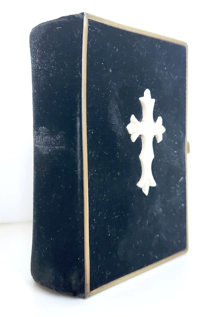 1891 SWEDISH HYMNAL antique VELVET BINDING w/ BONE CROSS & BRASS EDGES: Title: 1891 SWEDISH HYMNAL antique VELVET BINDING w/ BONE CROSS & BRASS EDGES Description: SWEDISH HYMNAL DEN SVENSKA PSALMBOKEN (Approved and confirmed by King in 1819) Stockholm; 1891 Velvet