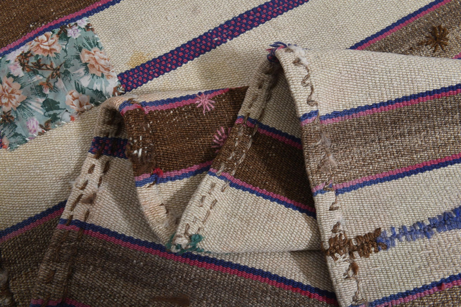 5'4x7 ft, STRIPED KILIM RUG, Flatweave: Title: 5'4x7 ft, STRIPED KILIM RUG, Flatweave Description: This Turkish one-of-a-kind Vintage Flatweave Kilim Rug is hand-knotted and handwoven by the most skilled artisans who use pure wool, in