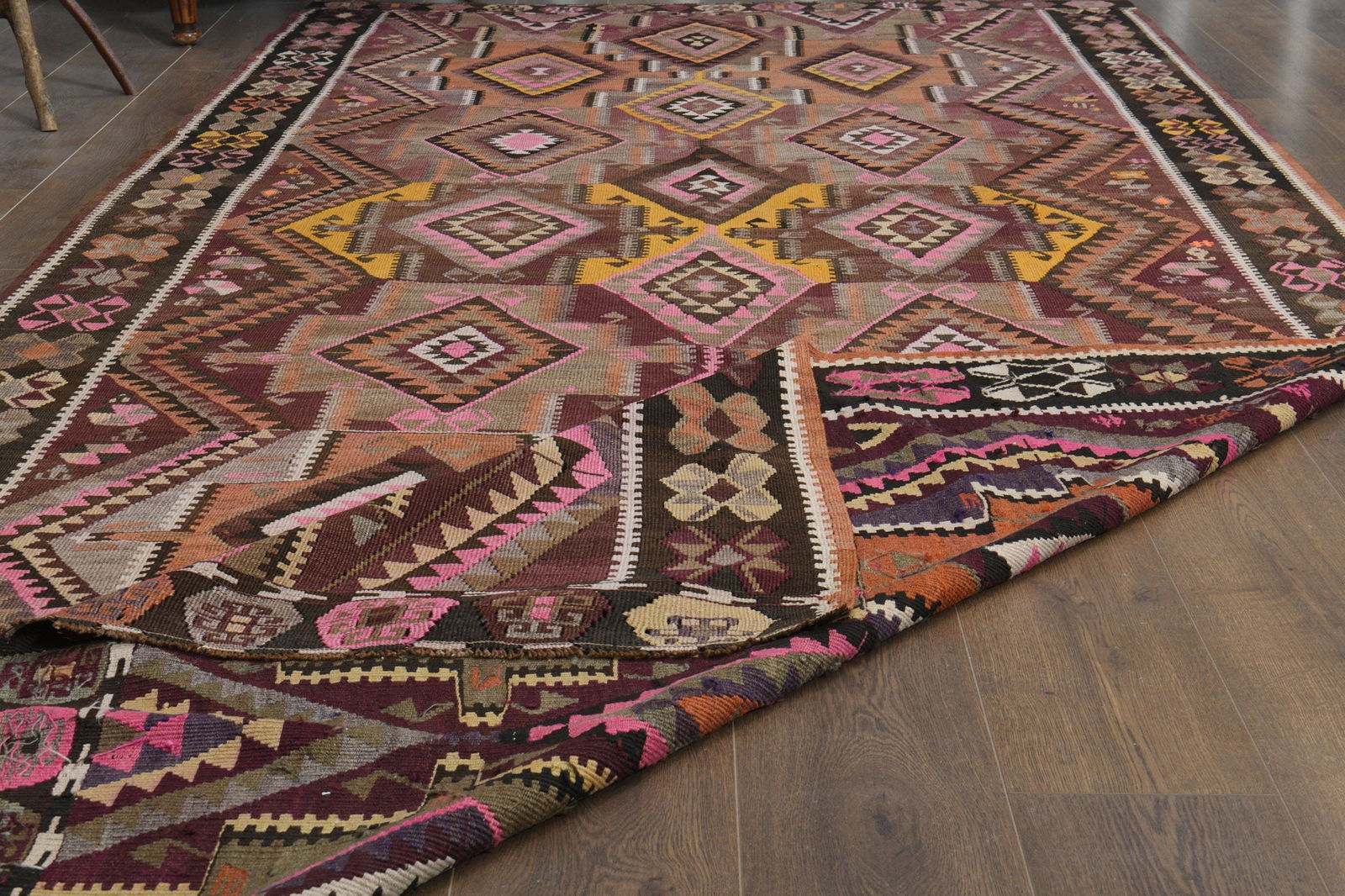 5'6x11'8 ft, COLORFUL, PINK DÉCOR: Title: 5'6x11'8 ft, COLORFUL, PINK DÉCOR Description: This Turkish one-of-a-kind Vintage Flatweave Kilim Rug is hand-knotted and handwoven by the most skilled artisans who use pure wool, in vibra