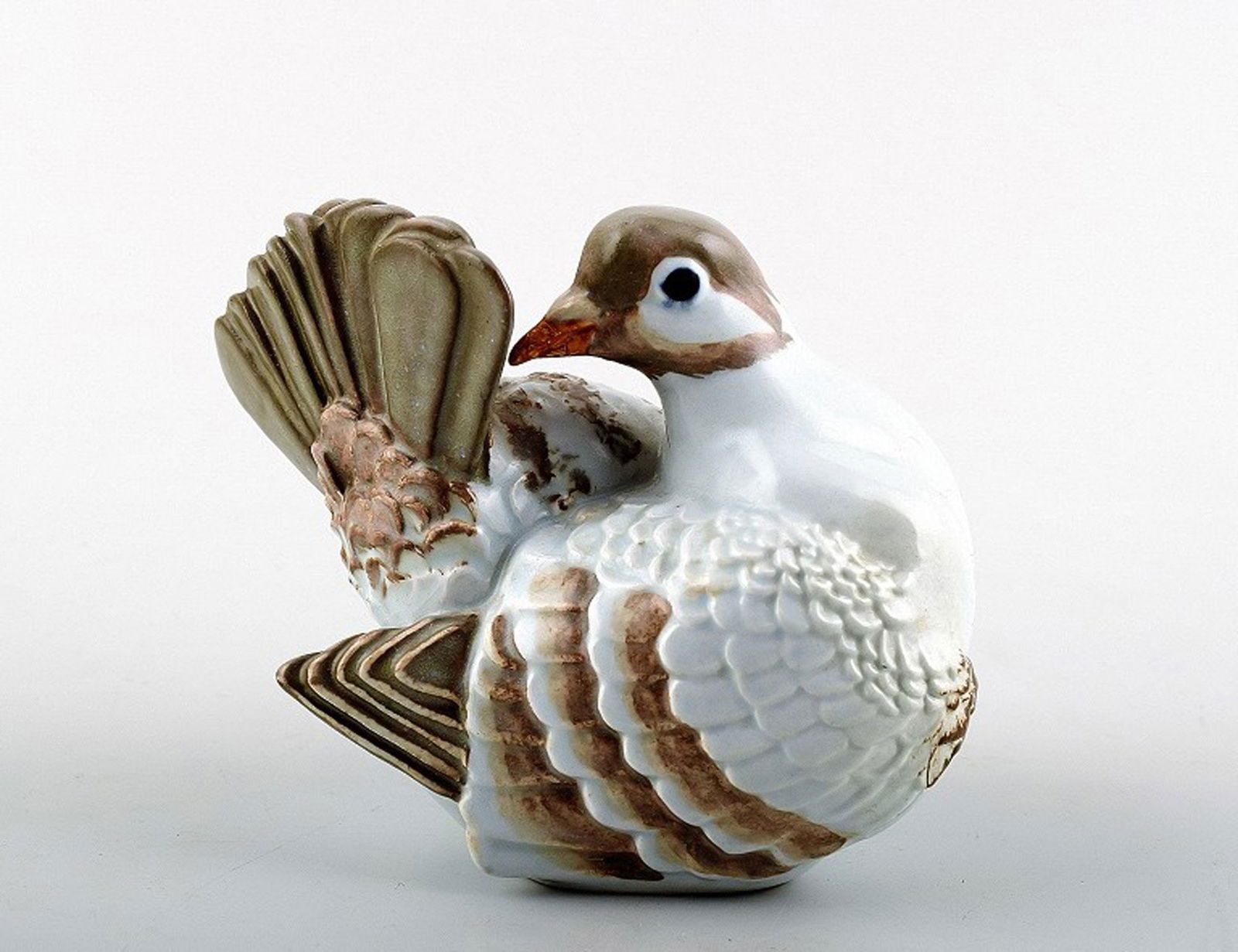 Royal Copenhagen bird in faience.: Title: Royal Copenhagen bird in faience. Description: Royal Copenhagen bird in faience. Number 475/2952. Measures 11 x 9 cm. In perfect condition, 1st. factory quality. Reserve: $140.00 