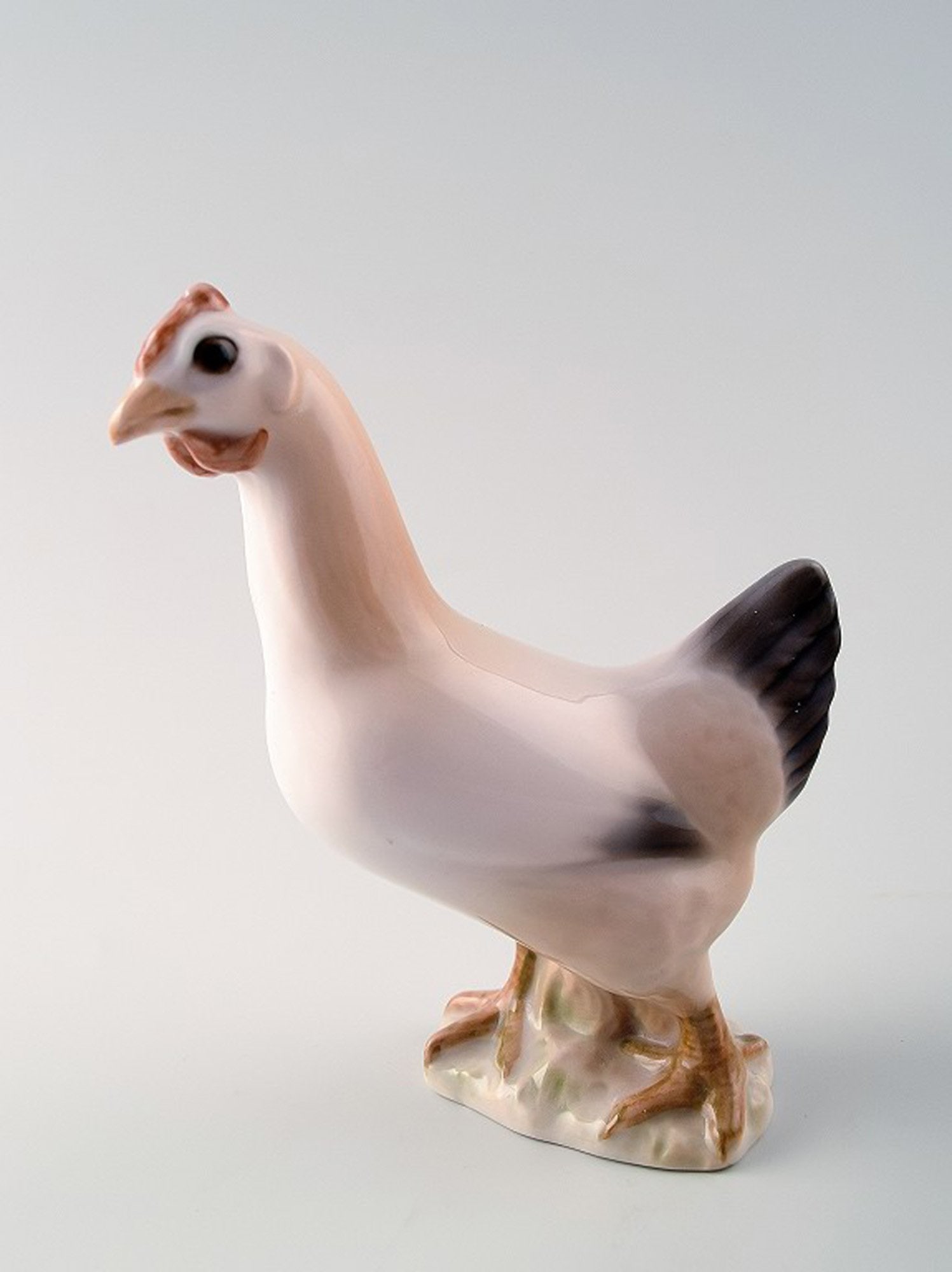 Bing & Grondahl bird, B&G 2193 Hen Chicken, 10.5 cm.: Title: Bing & Grondahl bird, B&G 2193 Hen Chicken, 10.5 cm. Description: Bing & Grondahl bird, B&G 2193 Hen Chicken, 10.5 cm. Designed by Svend Jespersen. In perfect condition. 1. factory quality. 