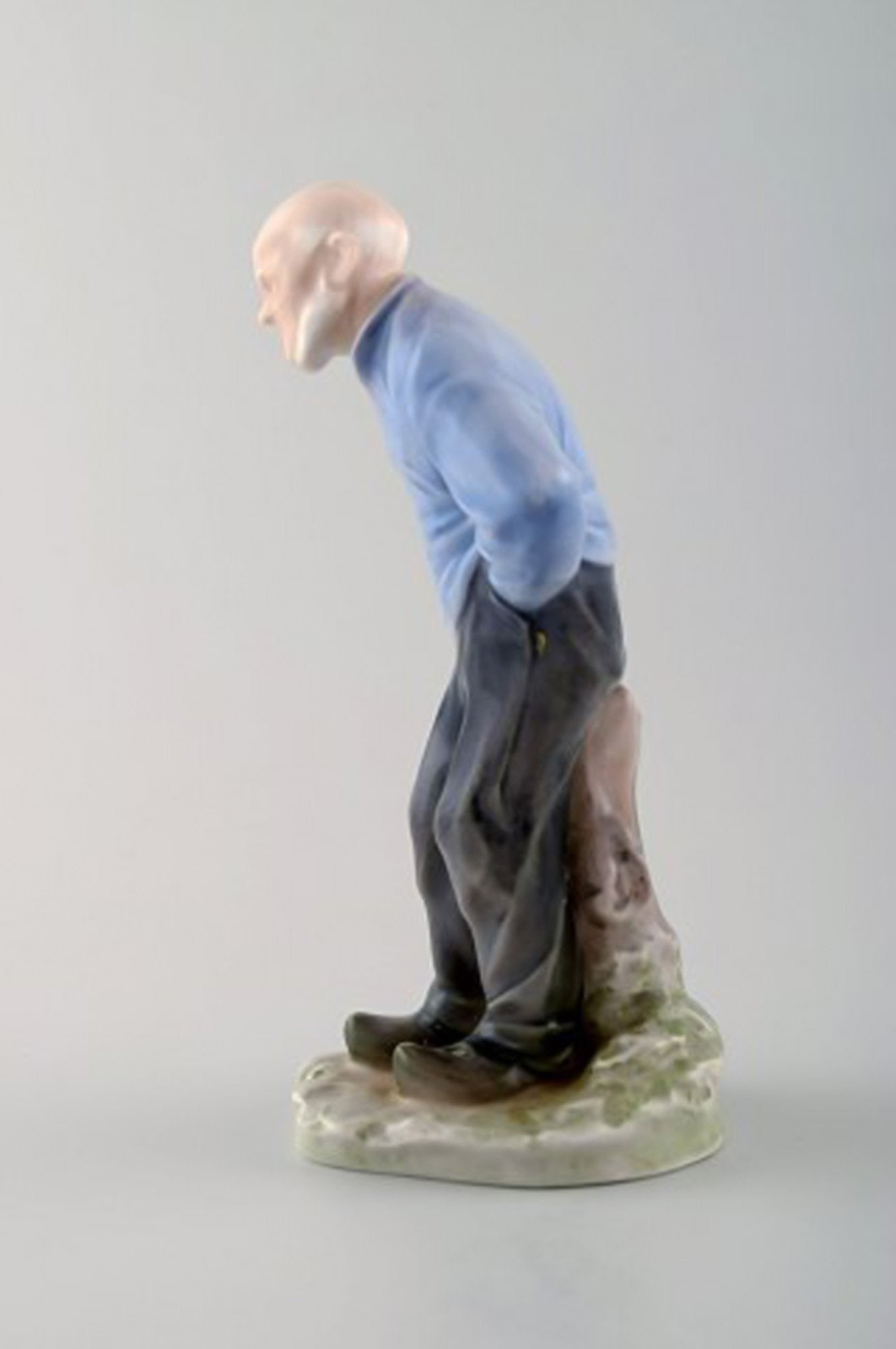 Rare Royal Copenhagen Porcelain figurine number 1001, older man. - 2