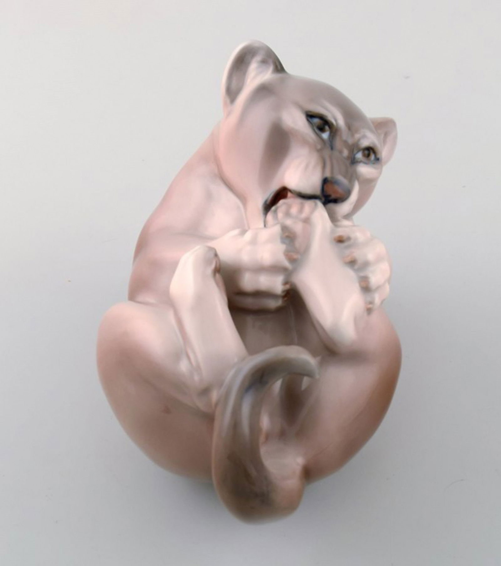 Royal Copenhagen Figurine, lion cub.: Title: Royal Copenhagen Figurine, lion cub. Description: Royal Copenhagen Figurine, lion cub. Decoration number 2596. In perfect condition. 1st factory quality. Measures 10 x 15 cm. Reserve: $329.00 S