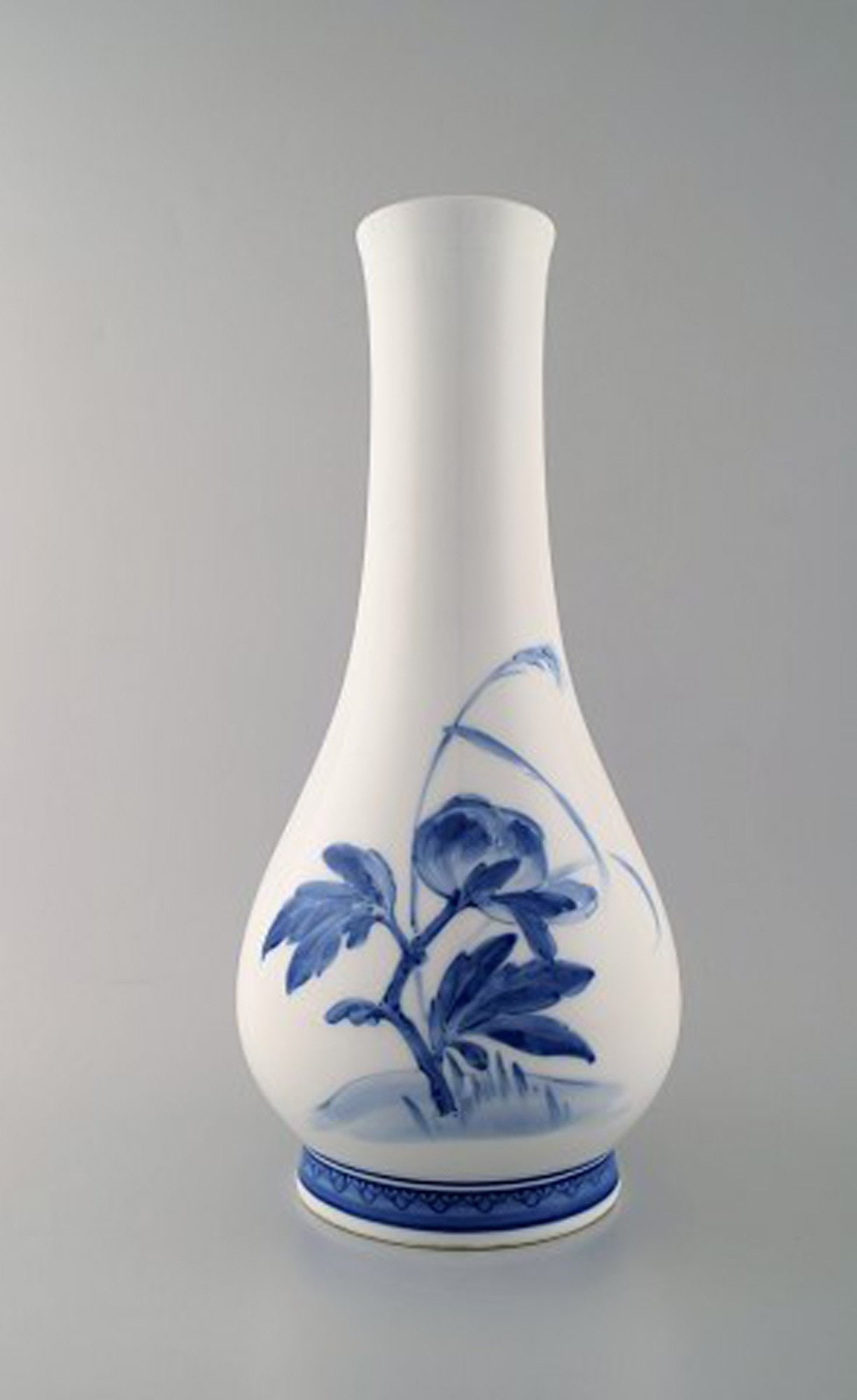 Oluf Jensen for Royal Copenhagen. Large unique porcelain vase with slim neck. Hand-painted with - 2