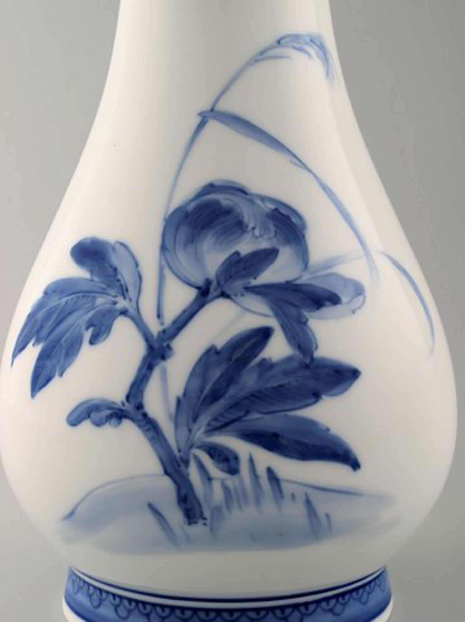 Oluf Jensen for Royal Copenhagen. Large unique porcelain vase with slim neck. Hand-painted with - 4