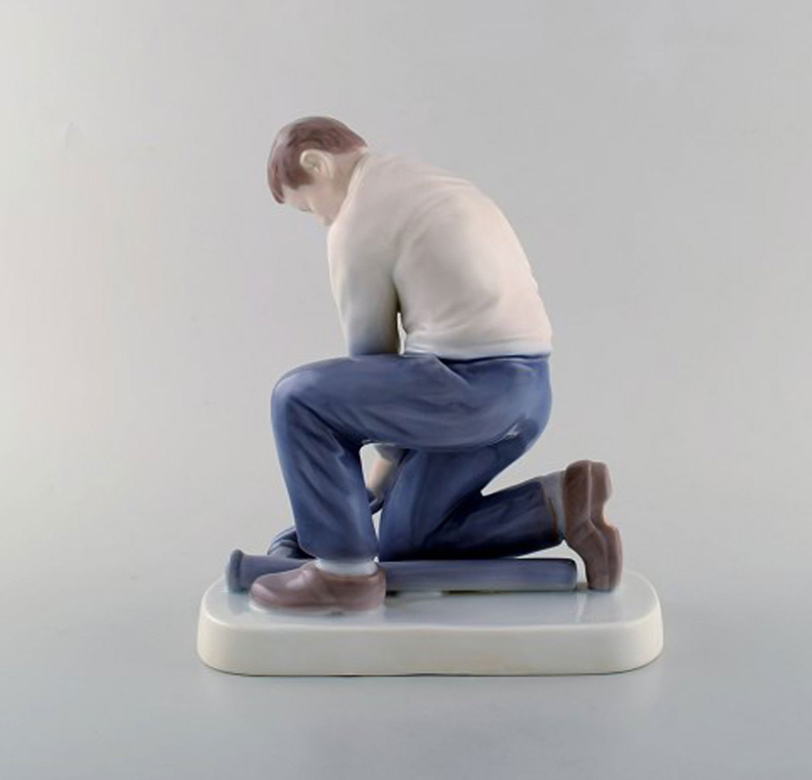 Bing & Grondahl porcelain figurine. Plumber. Model Number: 2432. Measures: 22 x 19 cm. - 2