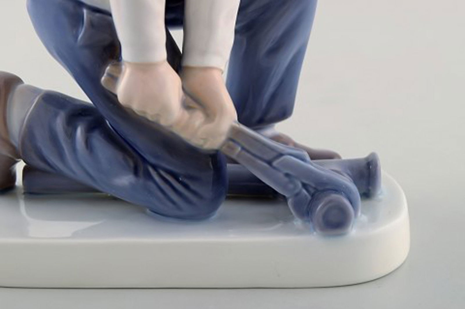 Bing & Grondahl porcelain figurine. Plumber. Model Number: 2432. Measures: 22 x 19 cm. - 4