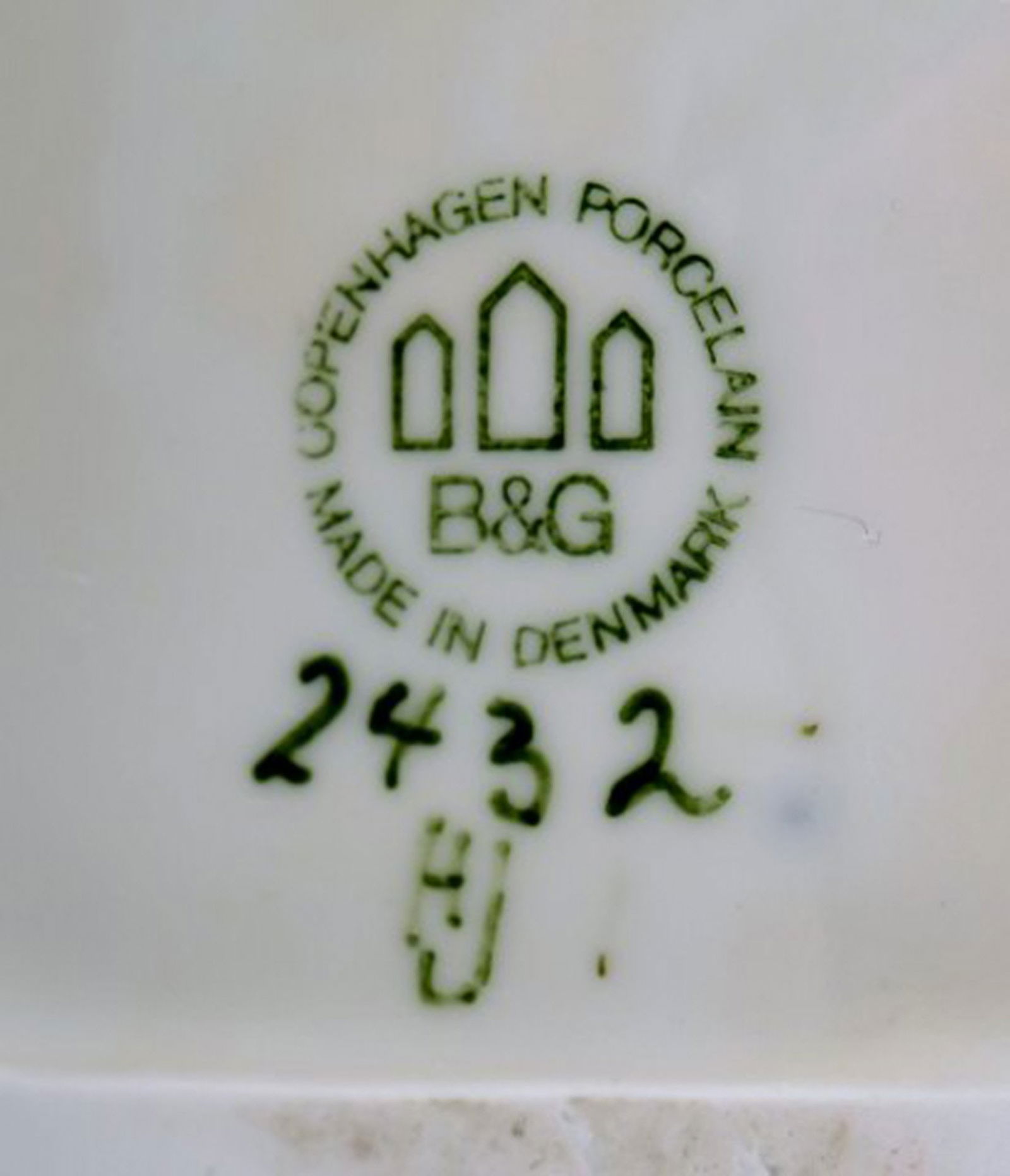 Bing & Grondahl porcelain figurine. Plumber. Model Number: 2432. Measures: 22 x 19 cm. - 6