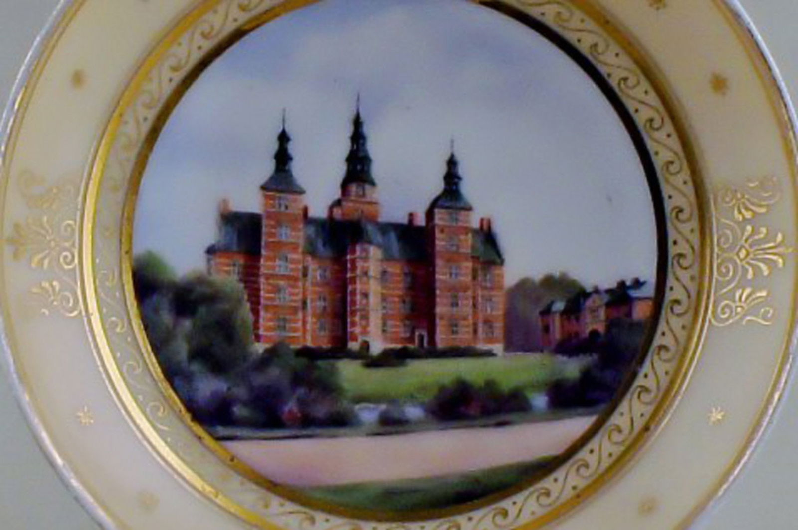 Antique Royal Copenhagen plate with motif of Rosenborg in overglaze technique. - 2