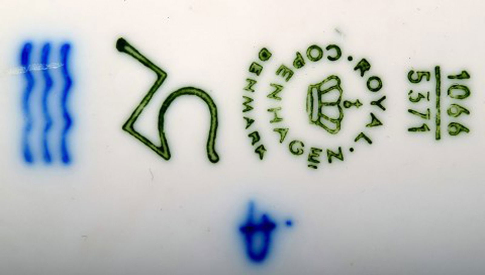 Nils Thorsson, Royal Copenhagen large earthenware/faience dish with pheasants # 1066/5371. - 3