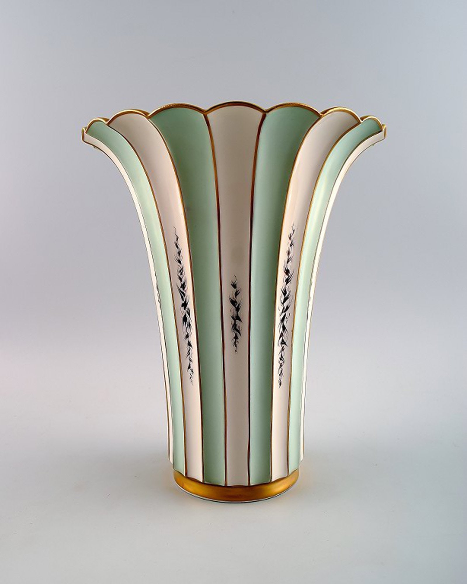 Royal Copenhagen cracked / crackle trumpet-shaped vase, hand painted with flowers.: Title: Royal Copenhagen cracked / crackle trumpet-shaped vase, hand painted with flowers. Description: Royal Copenhagen cracked / crackle trumpet-shaped vase, hand painted with flowers. Approximately