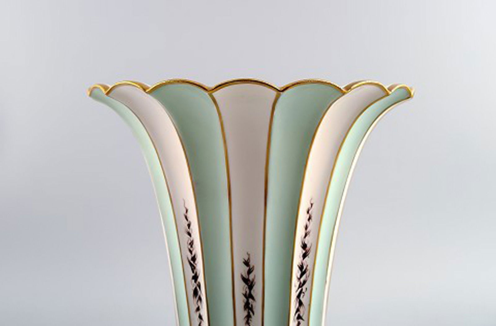 Royal Copenhagen cracked / crackle trumpet-shaped vase, hand painted with flowers. - 2