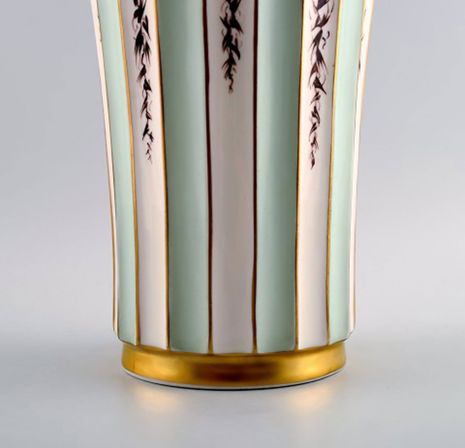 Royal Copenhagen cracked / crackle trumpet-shaped vase, hand painted with flowers. - 3