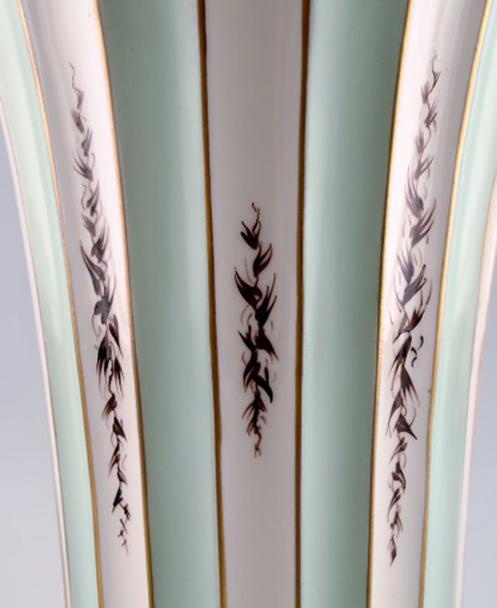 Royal Copenhagen cracked / crackle trumpet-shaped vase, hand painted with flowers. - 4