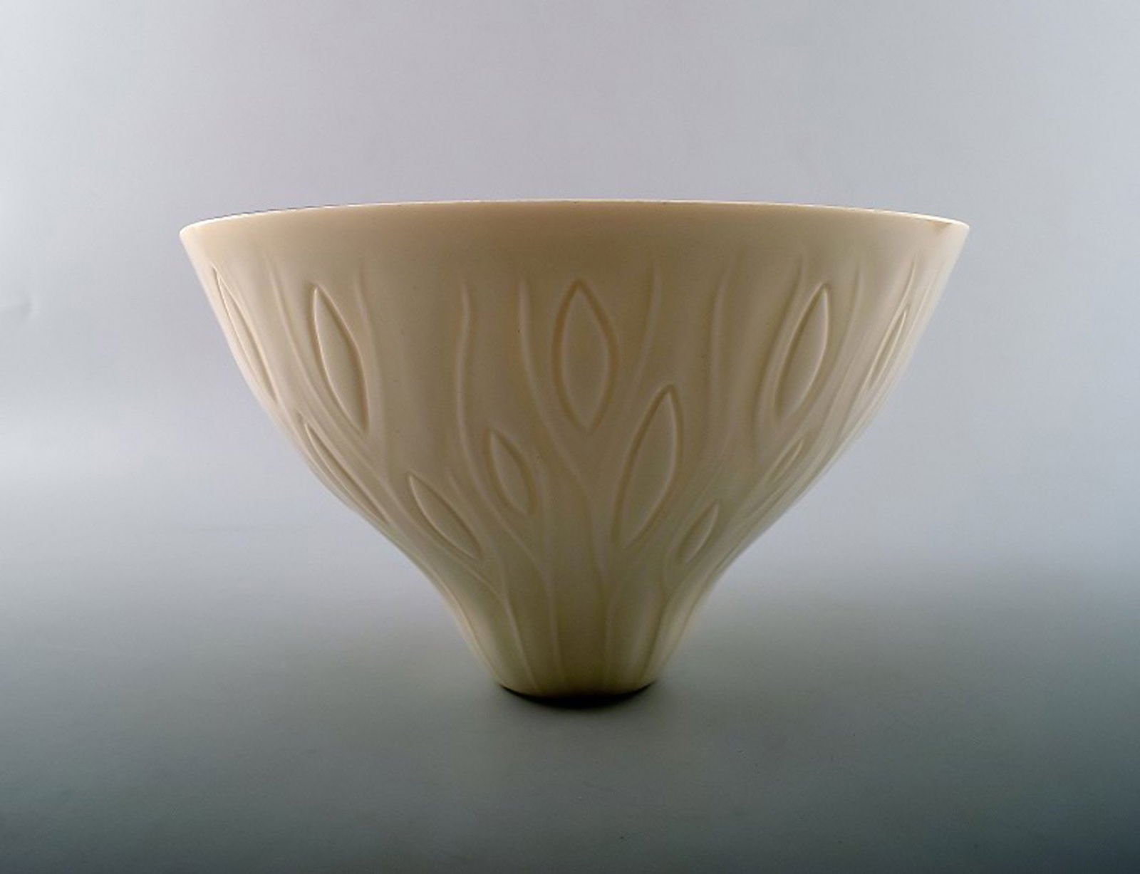 Unique Gerd Bøgelund/Bogelund for Royal Copenhagen bowl in rice porcelain.: Title: Unique Gerd Bøgelund/Bogelund for Royal Copenhagen bowl in rice porcelain. Description: Unique Gerd Bøgelund/Bogelund for Royal Copenhagen bowl in rice porcelain. Signed in monogram.