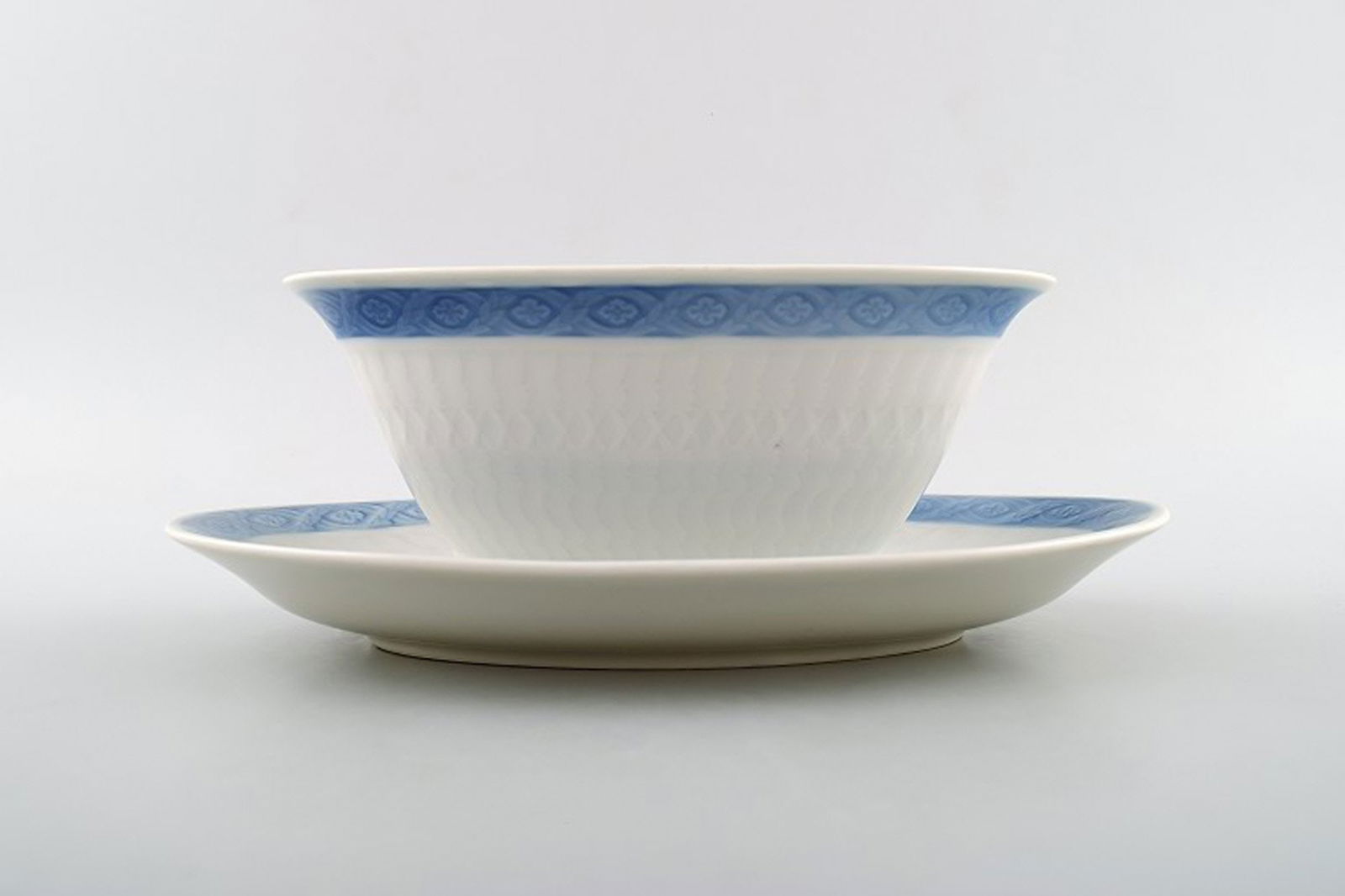 Blue Fan Royal Copenhagen porcelain dinnerware. Oval sauce boat on fixed base, no. 11550. 2 pcs. in: Title: Blue Fan Royal Copenhagen porcelain dinnerware. Oval sauce boat on fixed base, no. 11550. 2 pcs. in stock. Description: Blue Fan Royal Copenhagen porcelain dinnerware. 2 pcs. Oval sauce boat