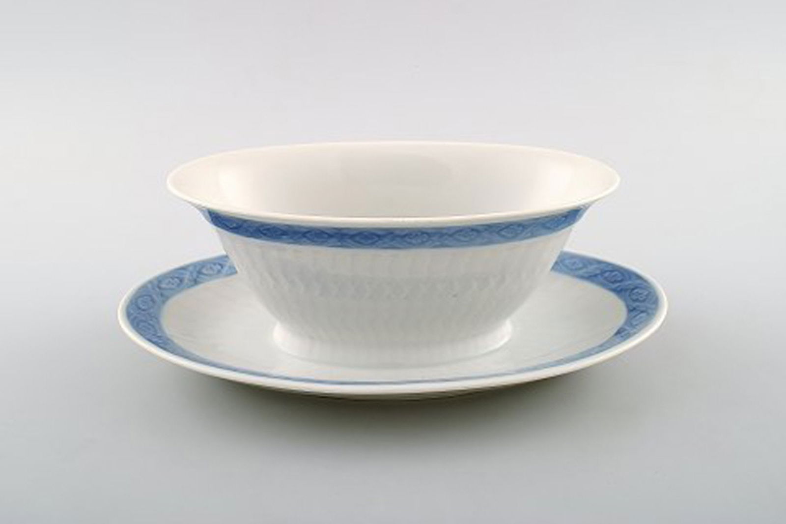 Blue Fan Royal Copenhagen porcelain dinnerware. Oval sauce boat on fixed base, no. 11550. 2 pcs. in - 2