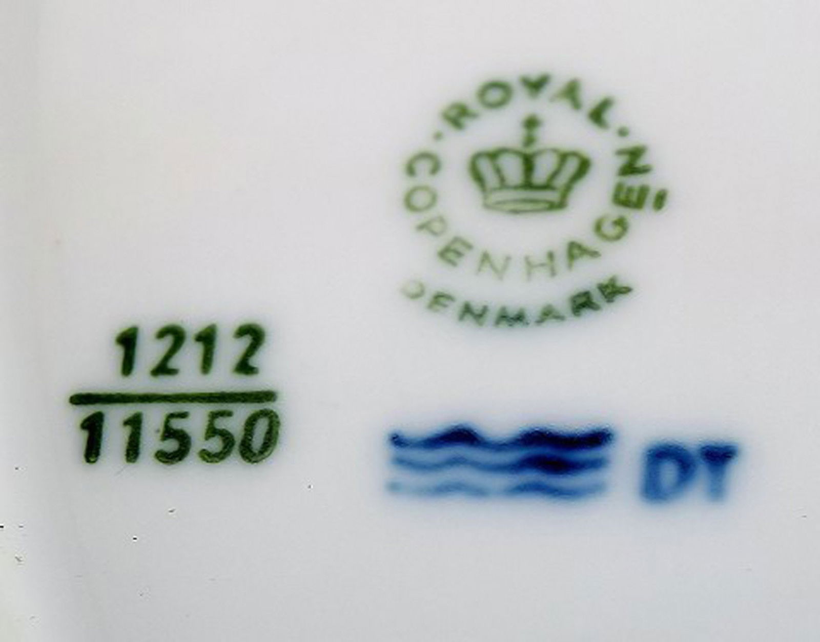 Blue Fan Royal Copenhagen porcelain dinnerware. Oval sauce boat on fixed base, no. 11550. 2 pcs. in - 3